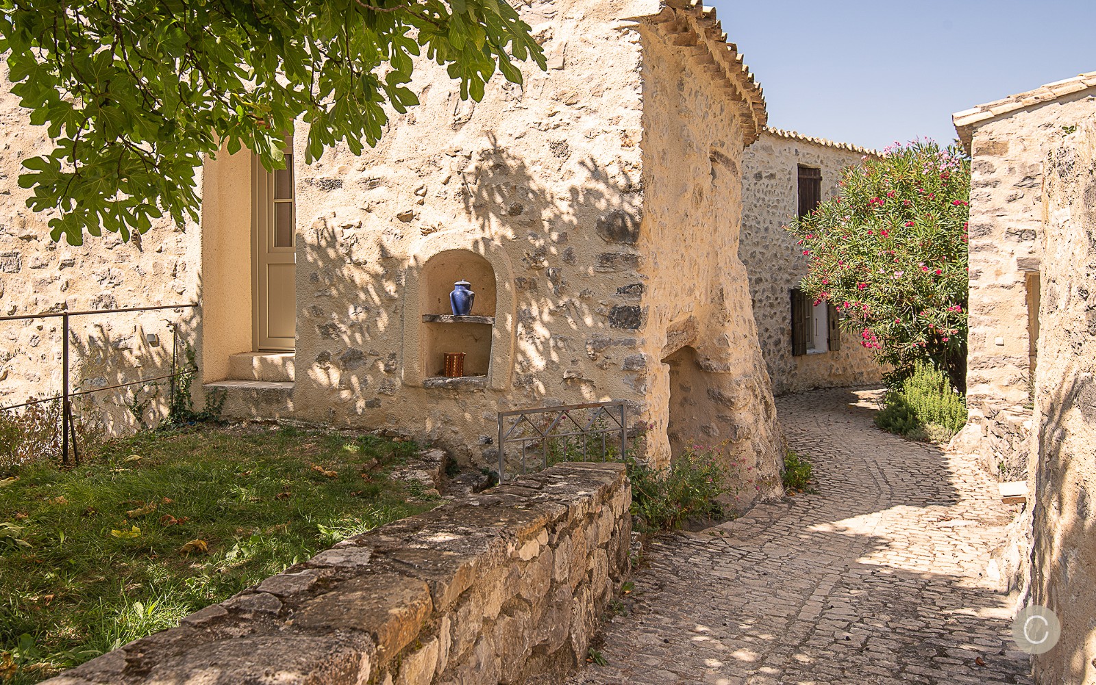 village provençal 12e siècle village provençal 12e siècle
