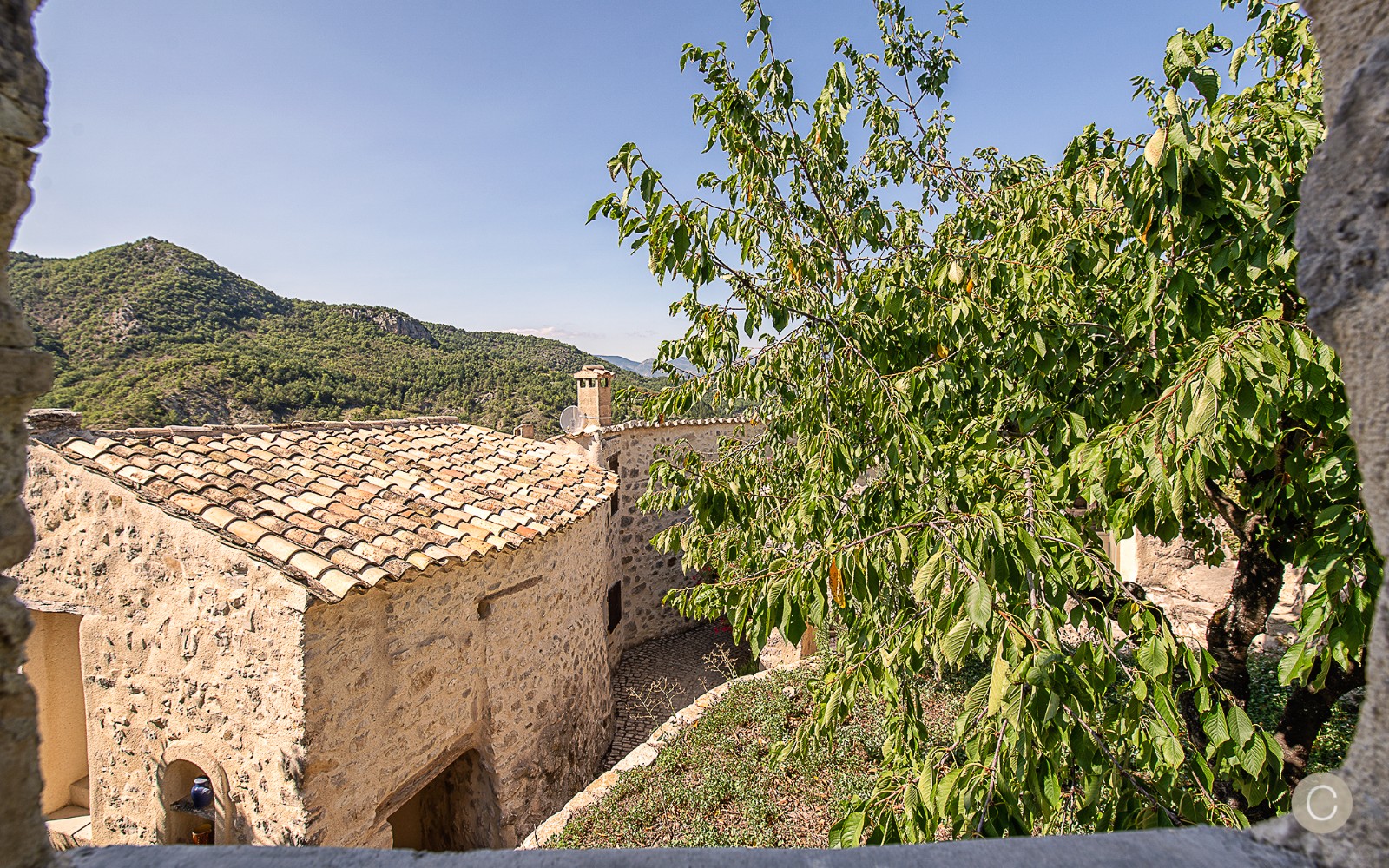 village provençal 12e siècle village provençal 12e siècle