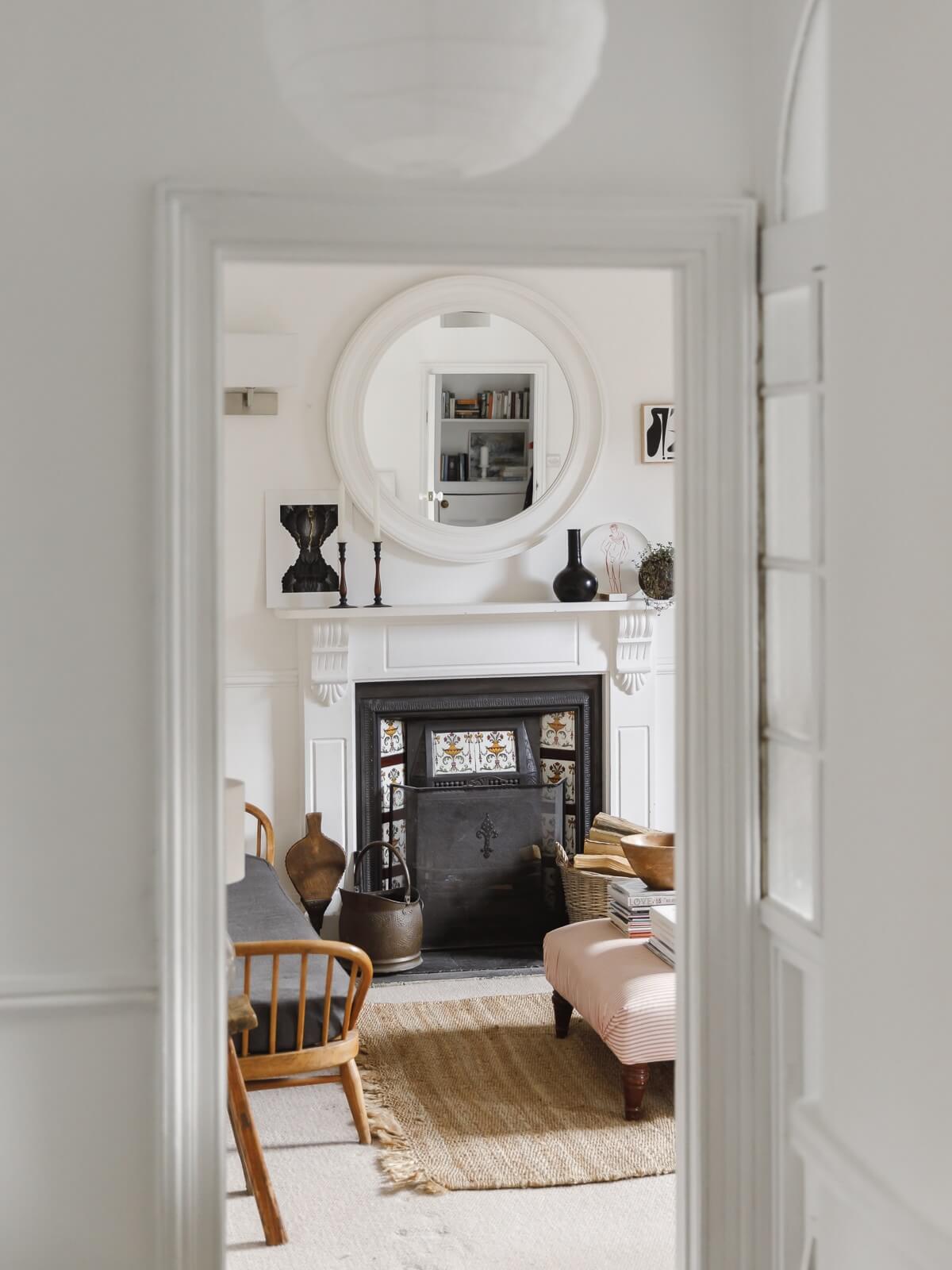 salon avec cheminée maison ancienne rénovée décoration rustique chic