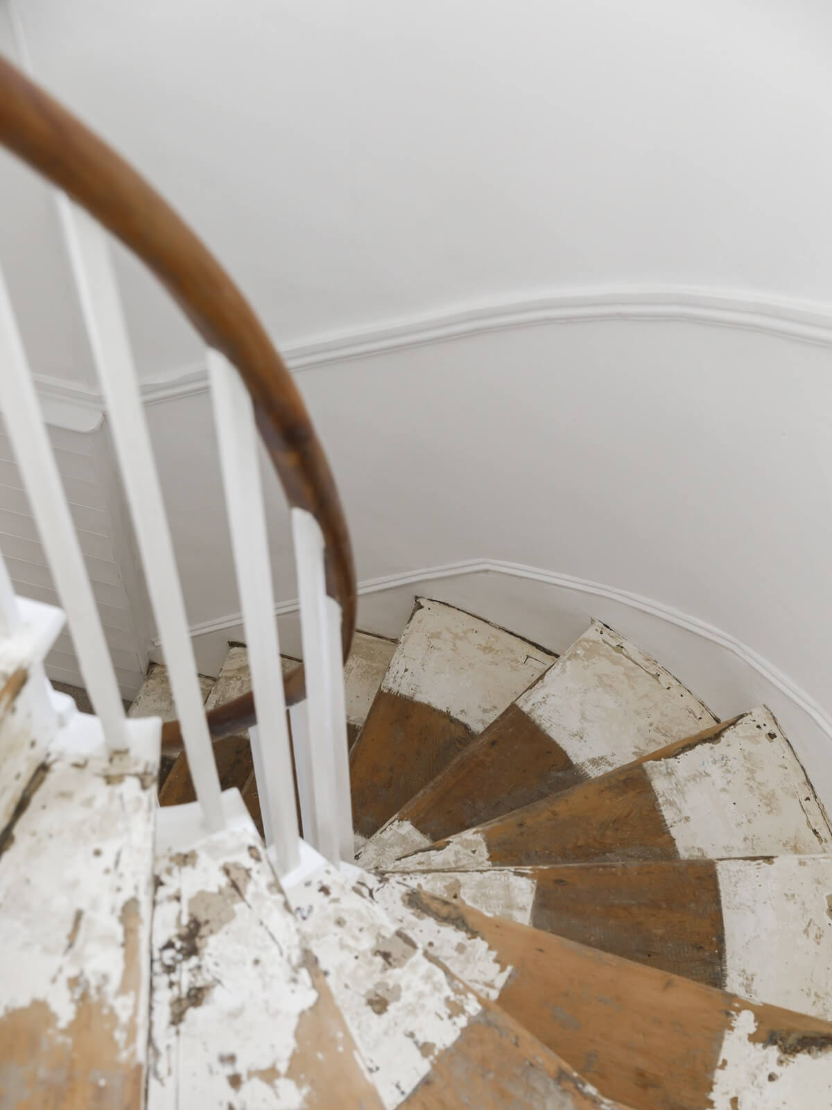 escalier bois patiné maison ancienne rénovée décoration rustique chic