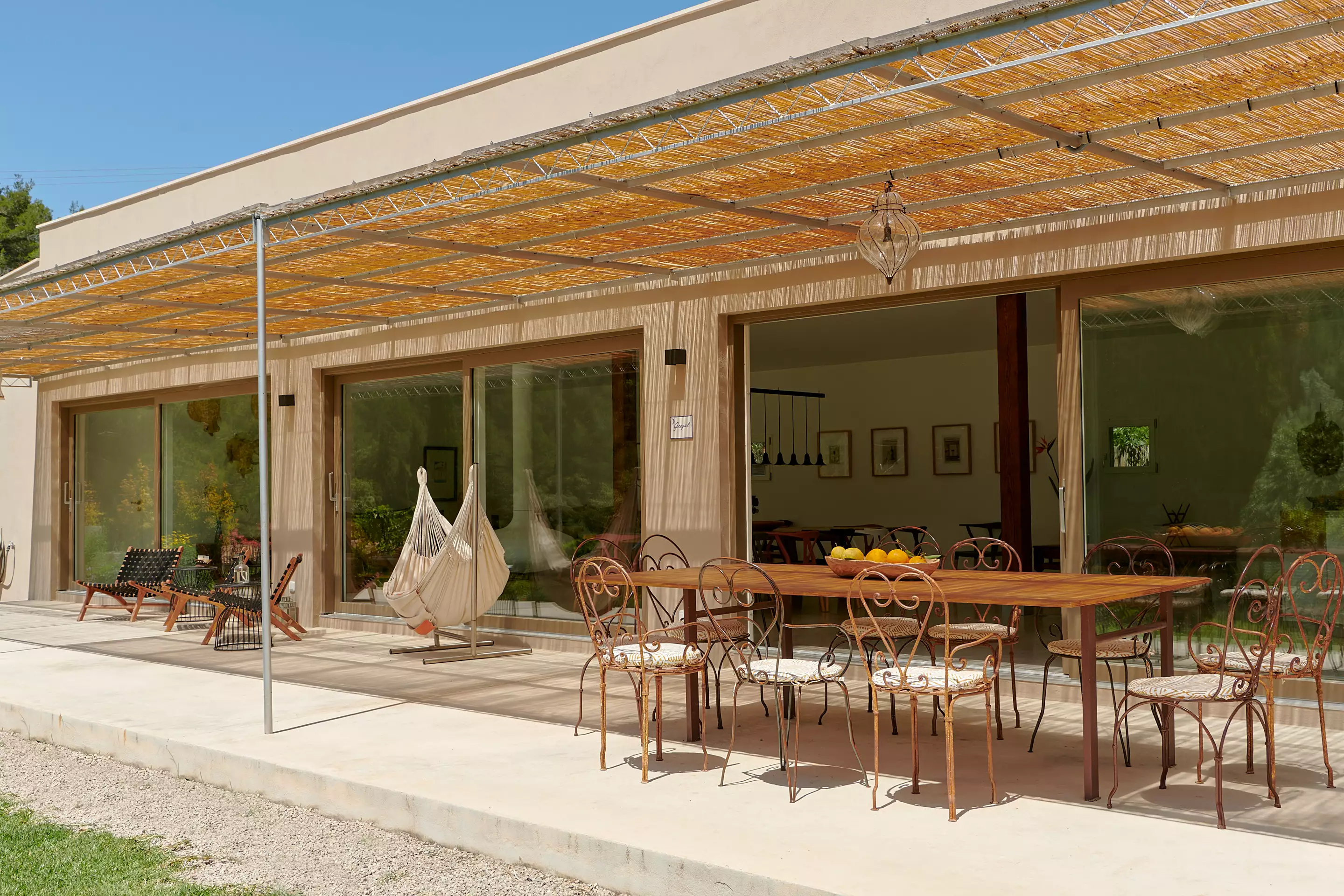 terrasse avec pergola acier immense maison pour des vacances lumineuses terrasse avec pergola acier immense maison pour des vacances lumineuses