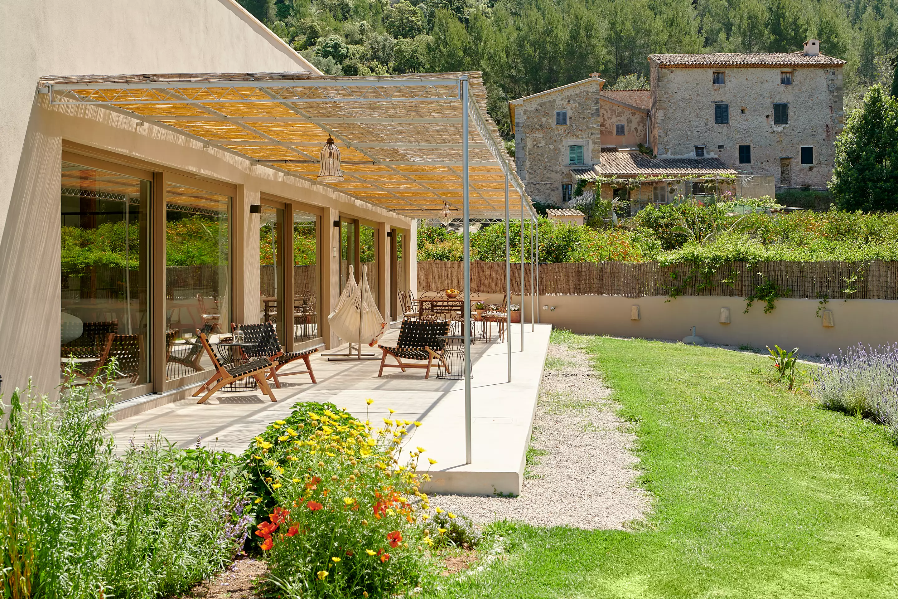terrasse avec pergola acier immense maison pour des vacances lumineuses terrasse avec pergola acier immense maison pour des vacances lumineuses