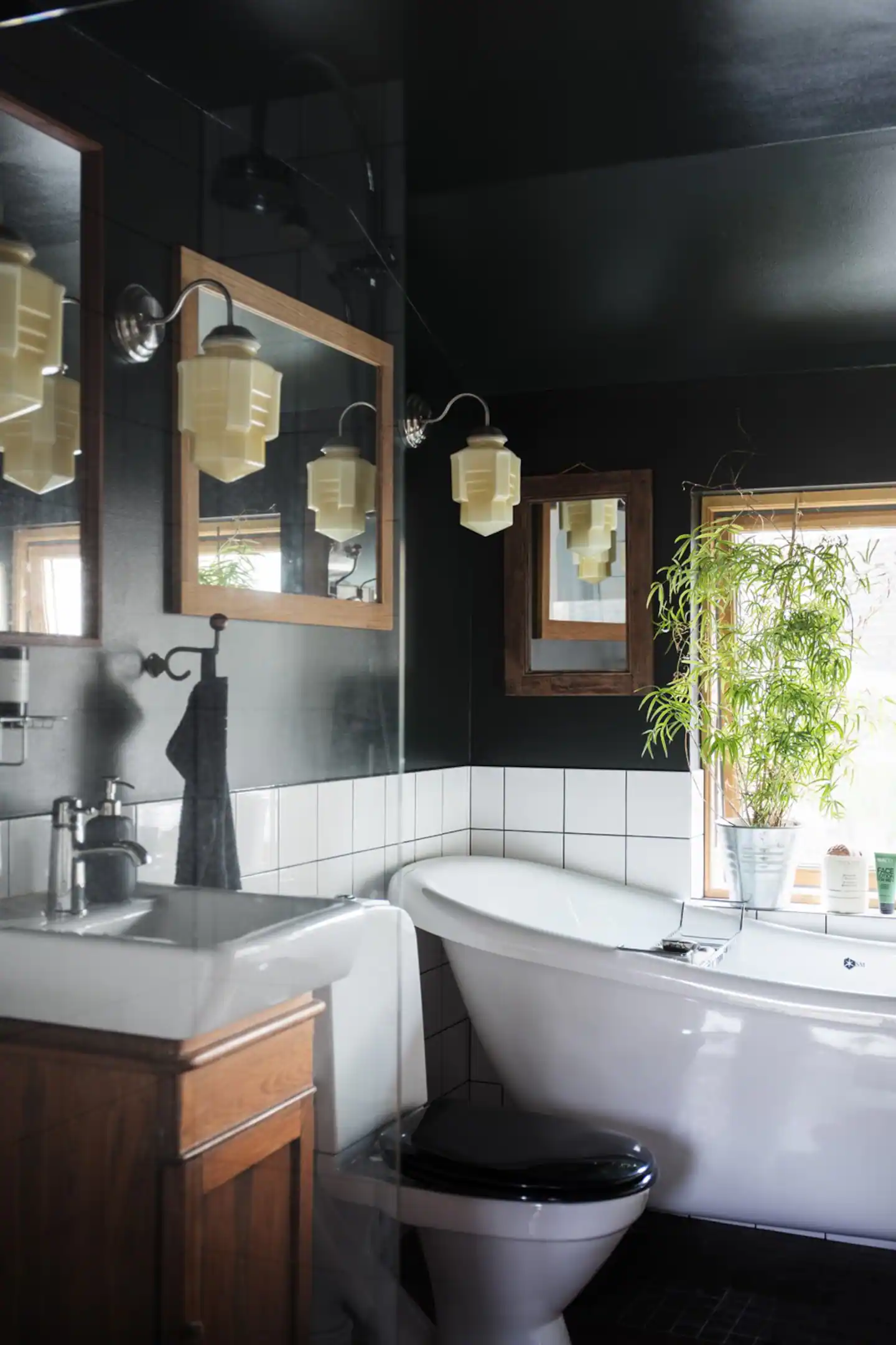 salle de bain murs noir décoration rétro salle de bain murs noir décoration rétro