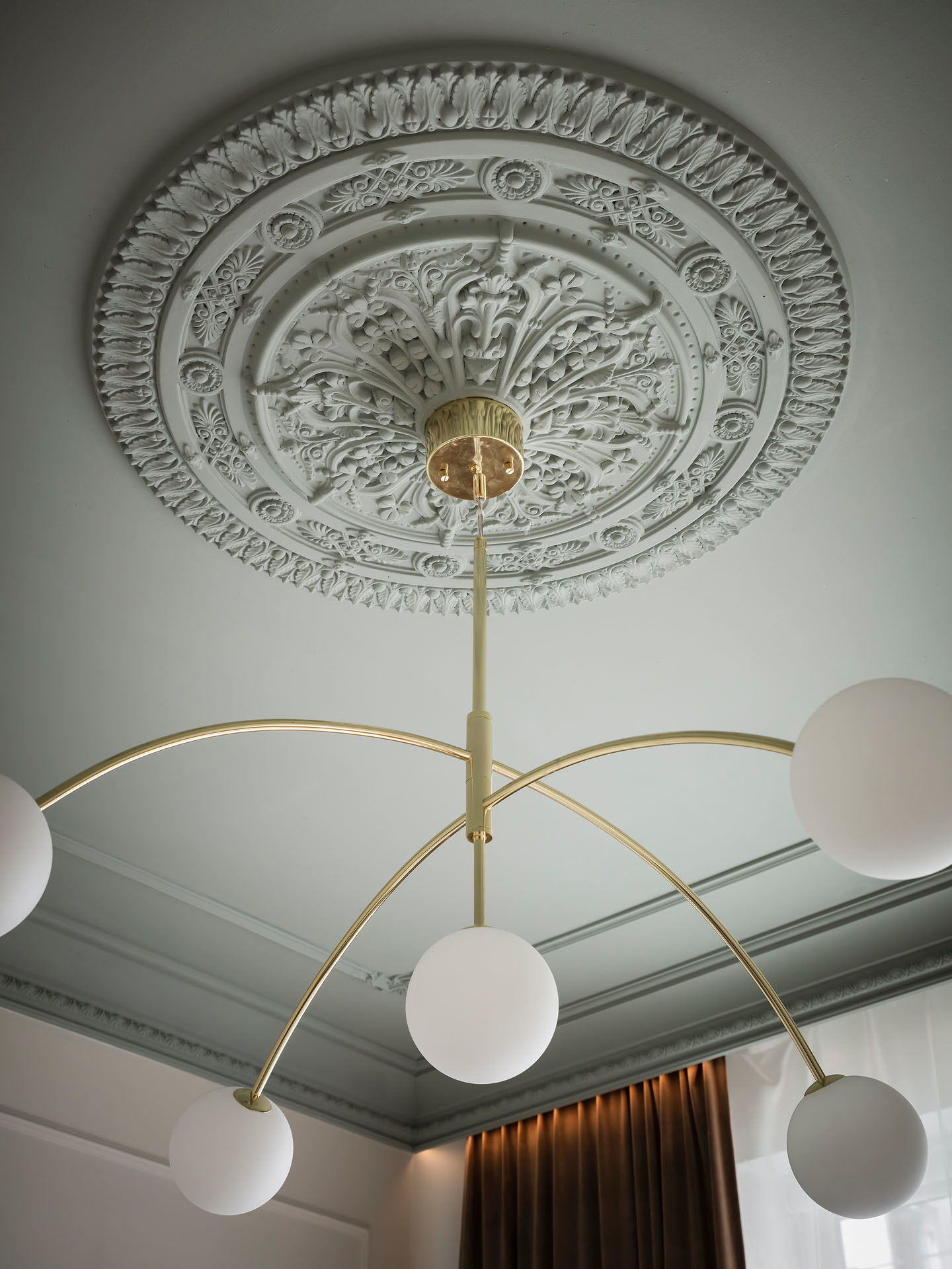 plafond avec moulures et rosaces peint en gris plafond avec moulures et rosaces peint en gris