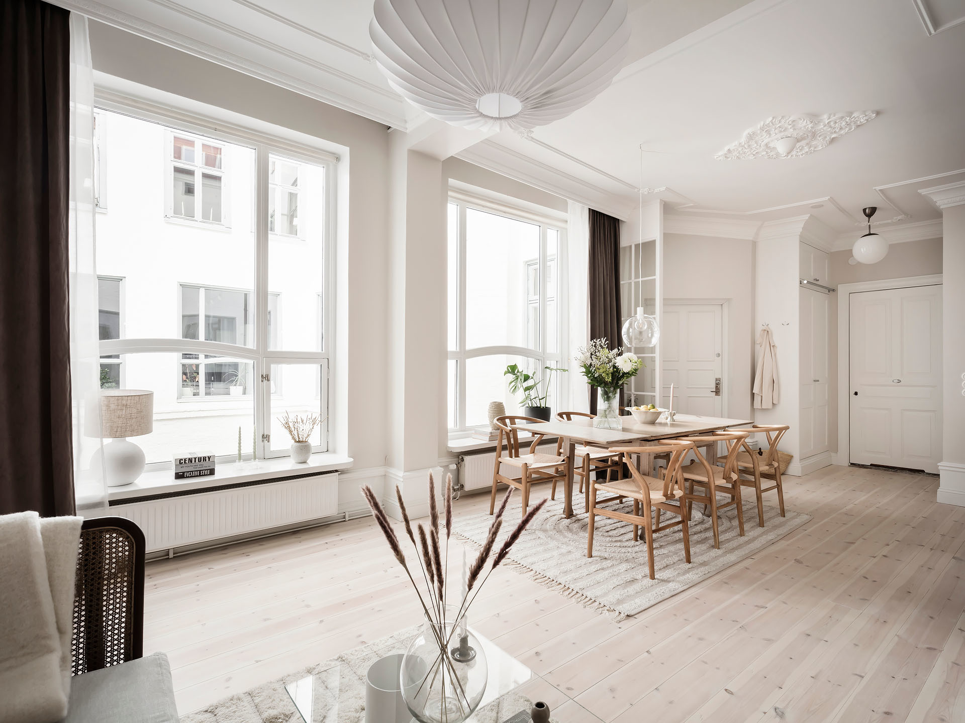 salon et salle à manger avec moulures appartement ancien 59m2 décoration design salon et salle à manger avec moulures appartement ancien 59m2 décoration design