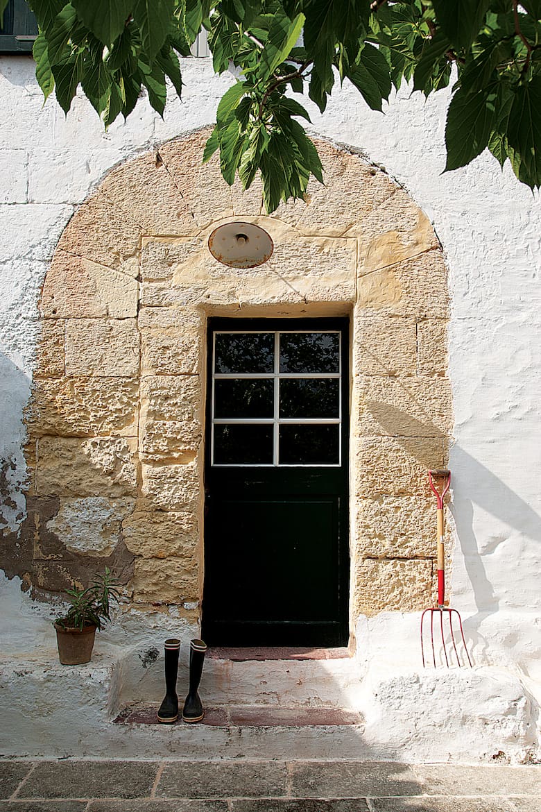 entrée maison ancienne en pierre Minorque entrée maison ancienne en pierre Minorque