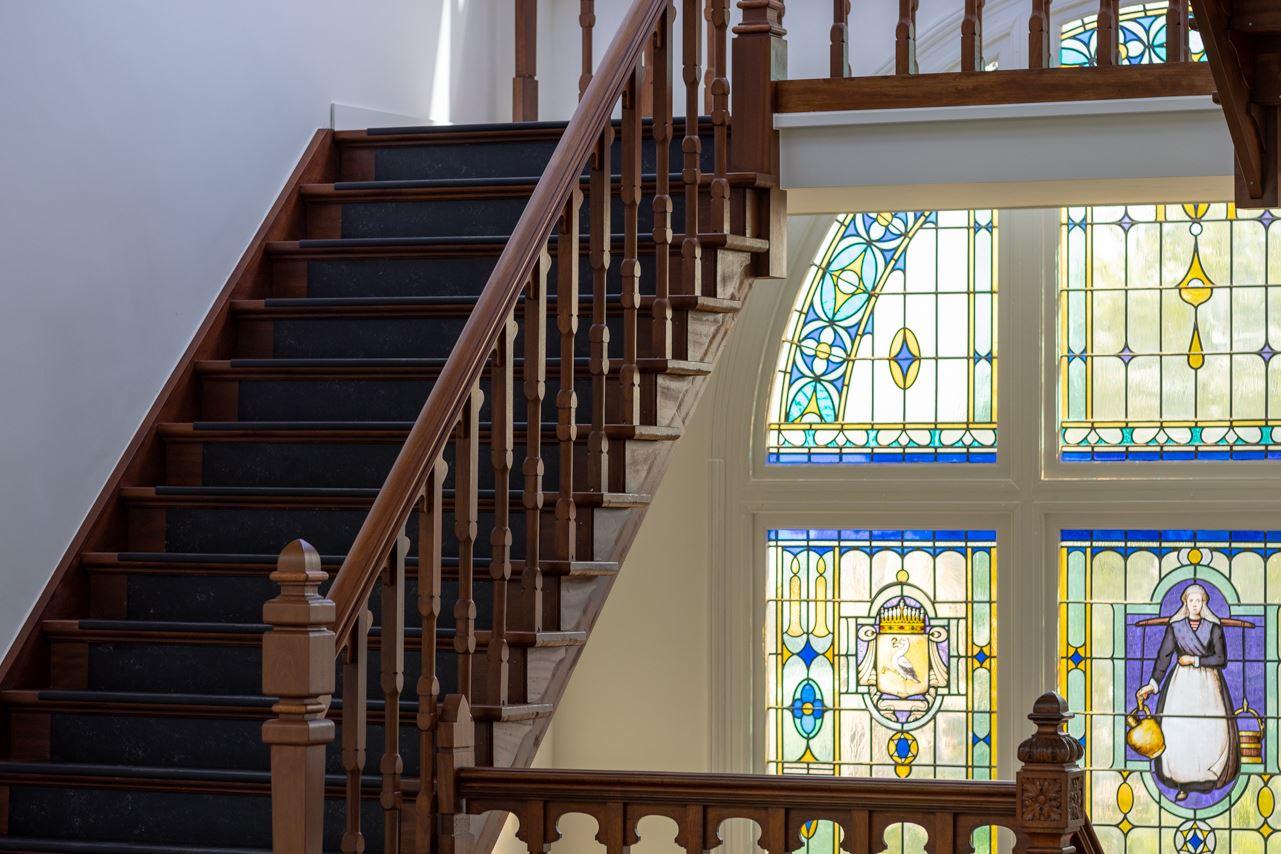entrée avec escalier bois ancien et vitrail