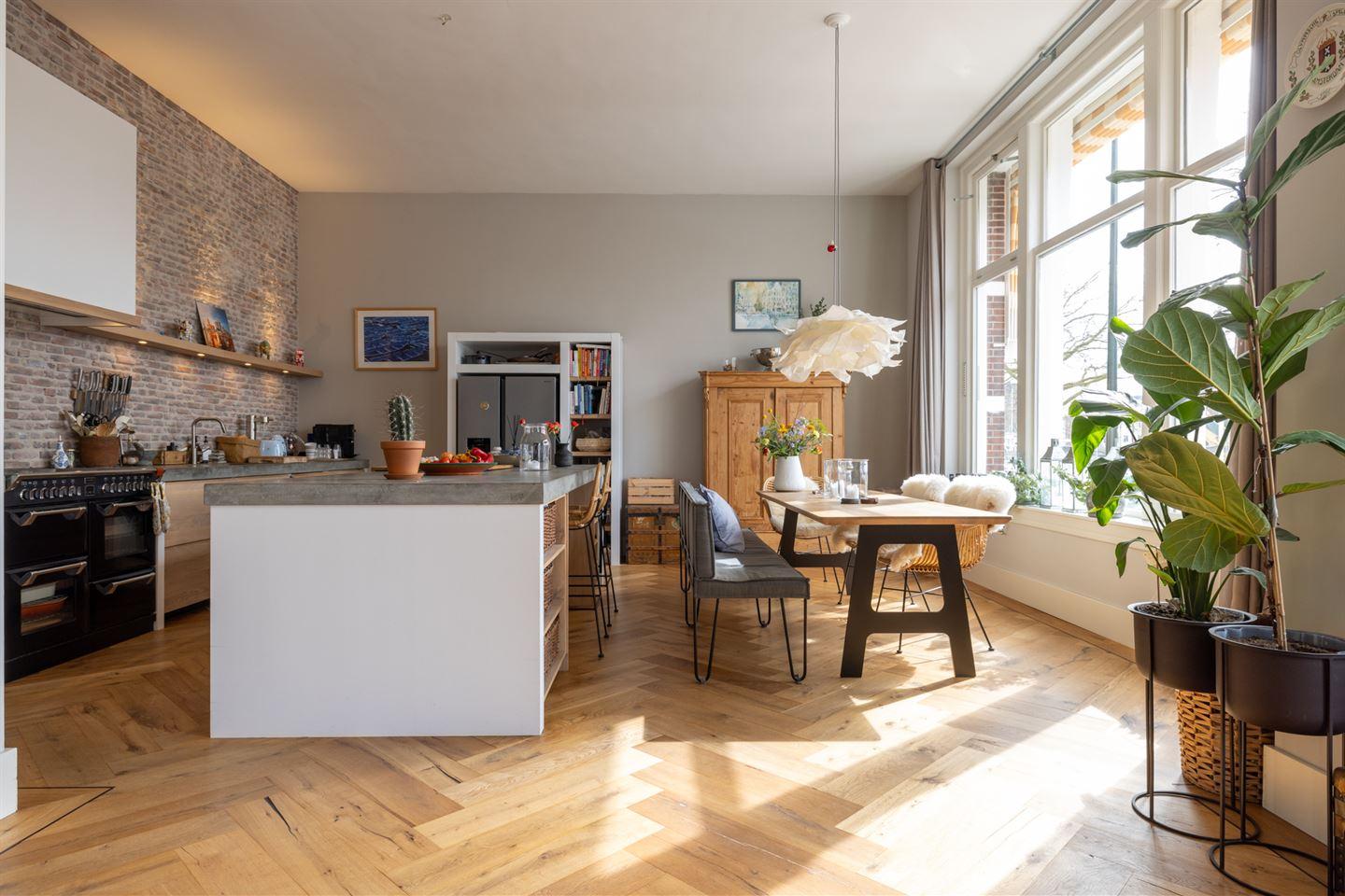 cuisine ouverte et salle à manger appartement en duplex