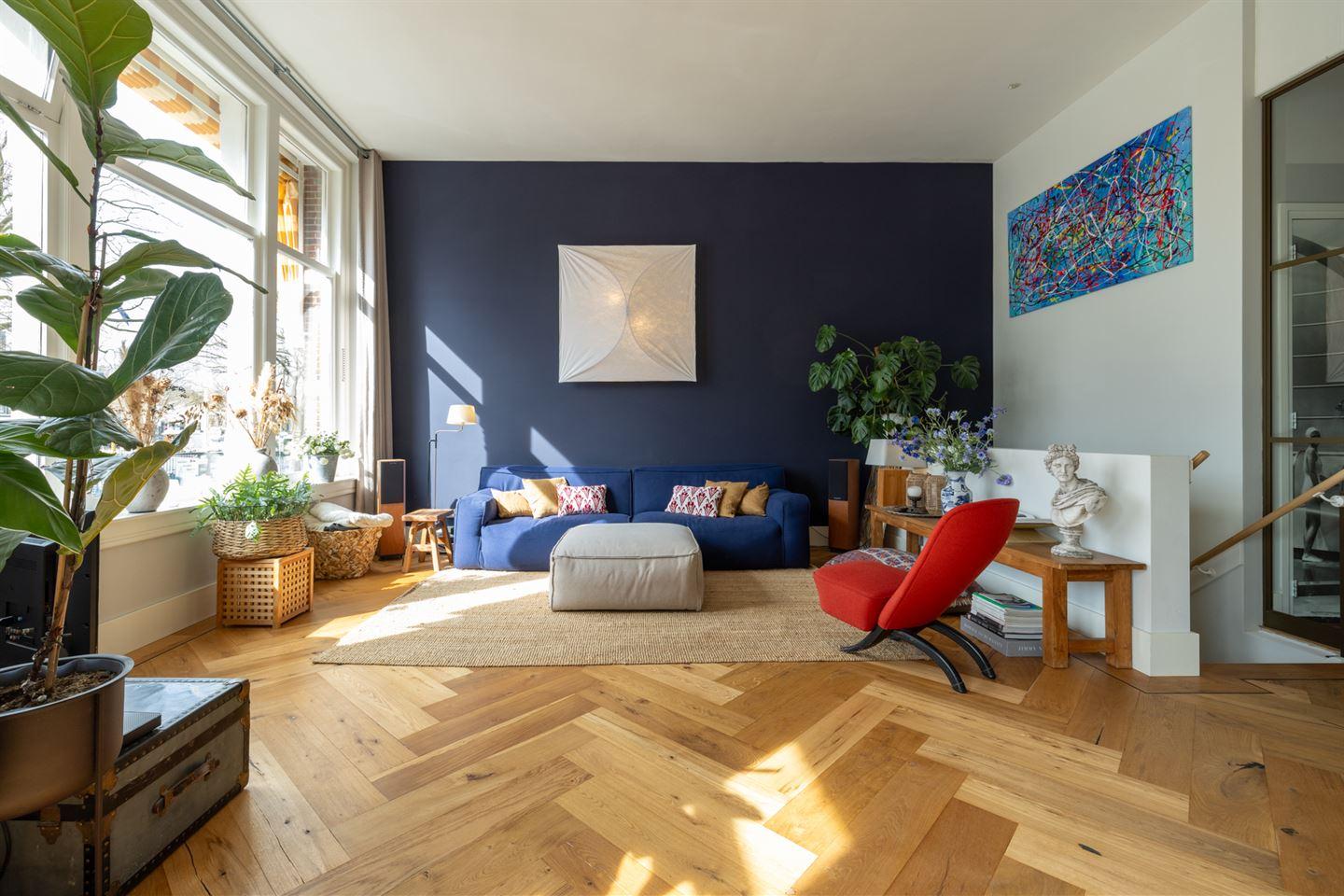 salon mur bleu appartement en duplex
