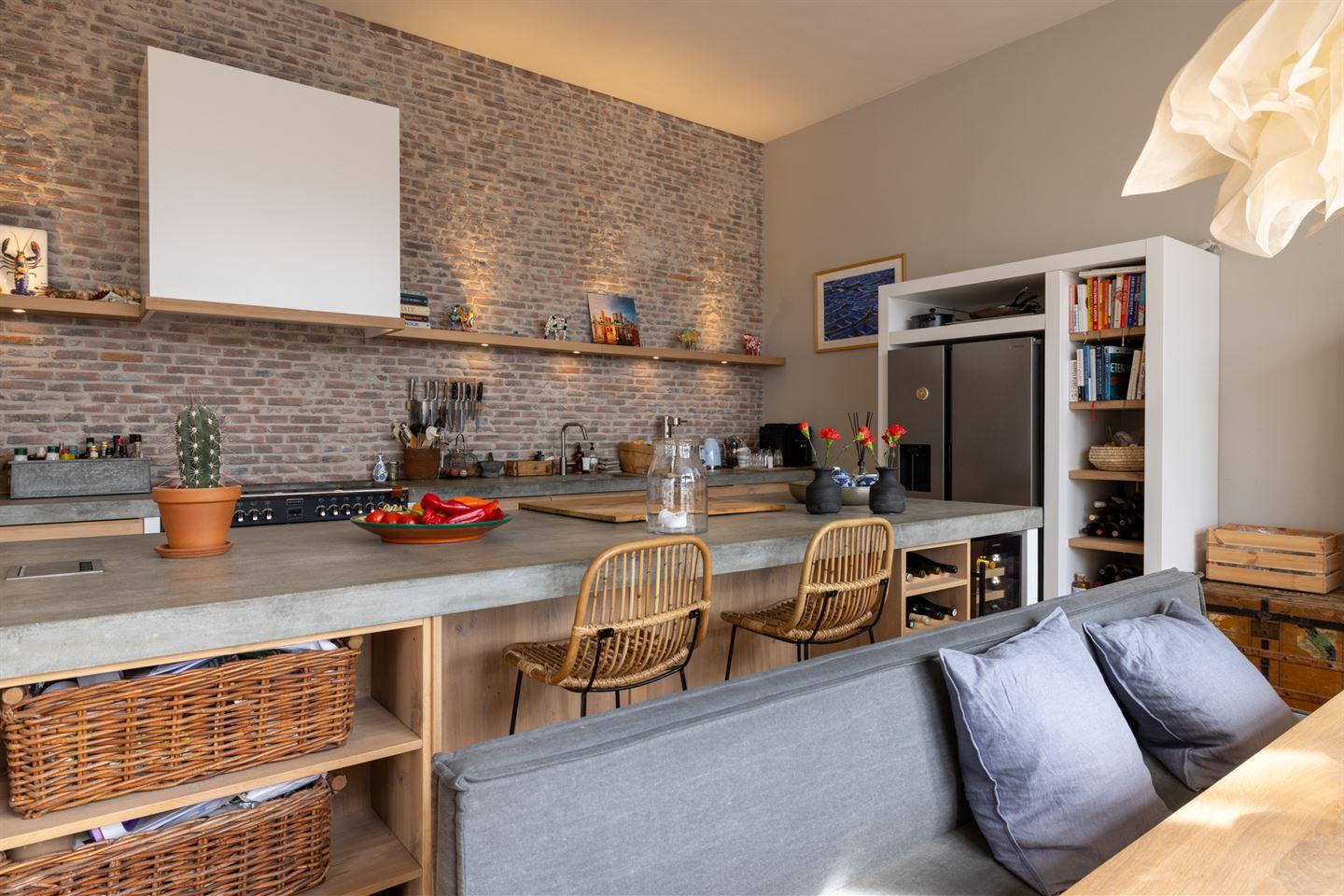 cuisine plan de travail béton et mur briques appartement en duplex