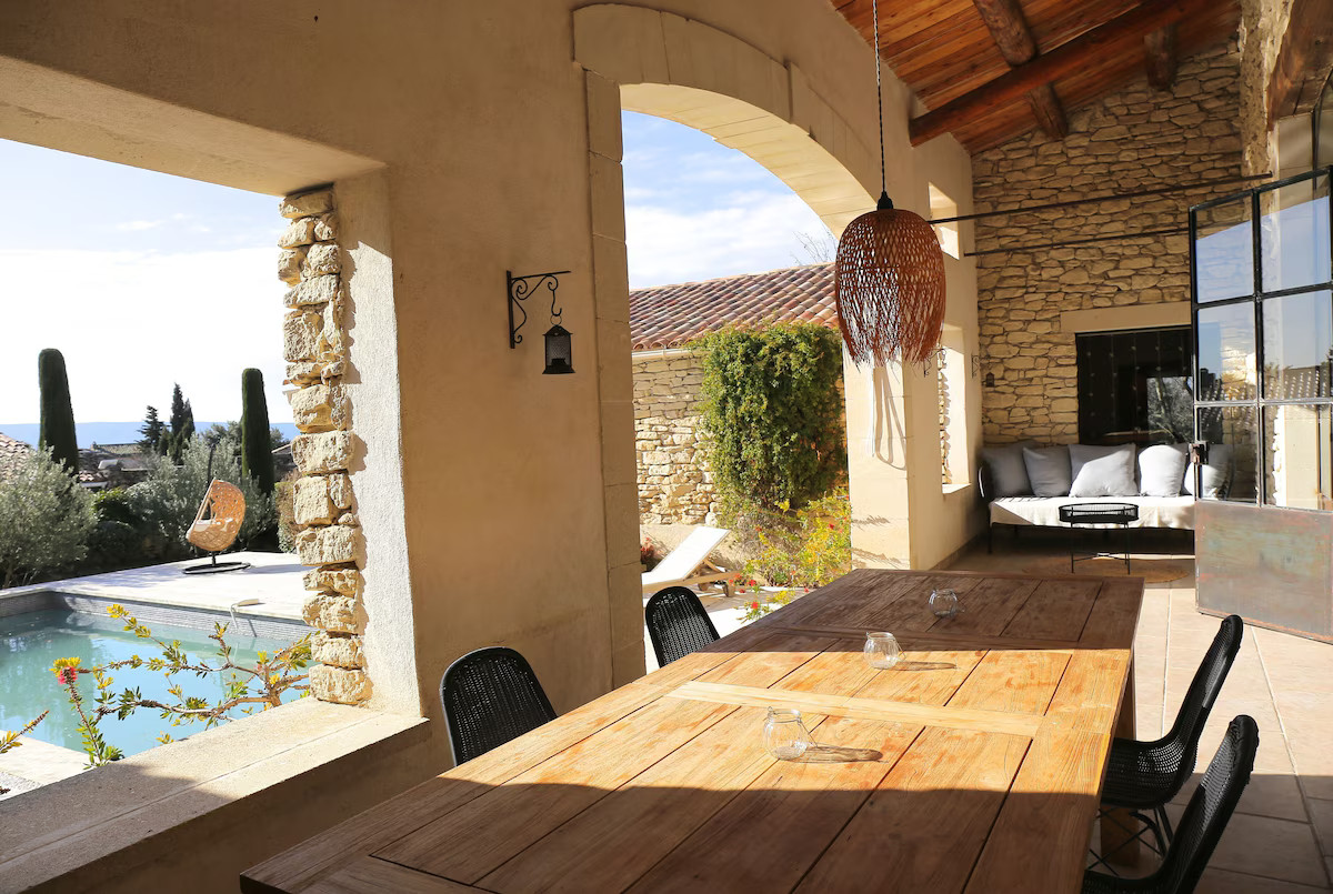 terrasse abritée maison en pierres sèches Gordes terrasse abritée maison en pierres sèches Gordes
