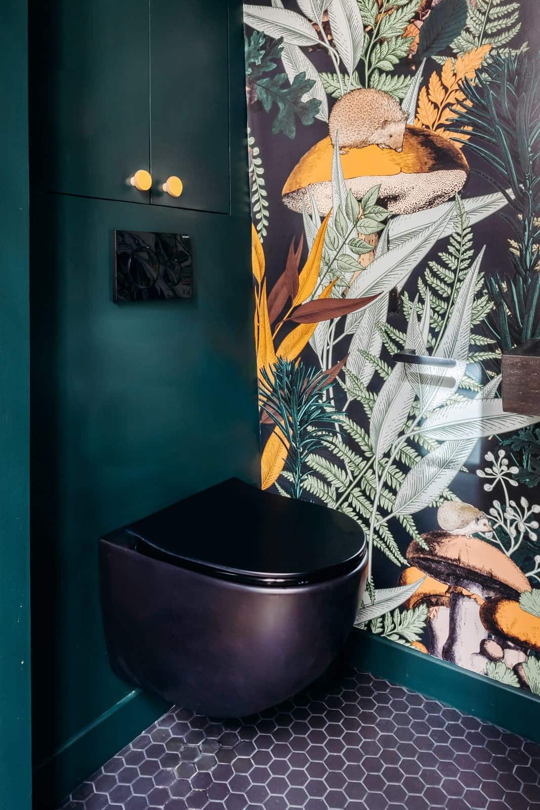 toilettes avec papier-peint appartement Paris 75m2 Photo : Aurélie Deglane pour Happy Pog