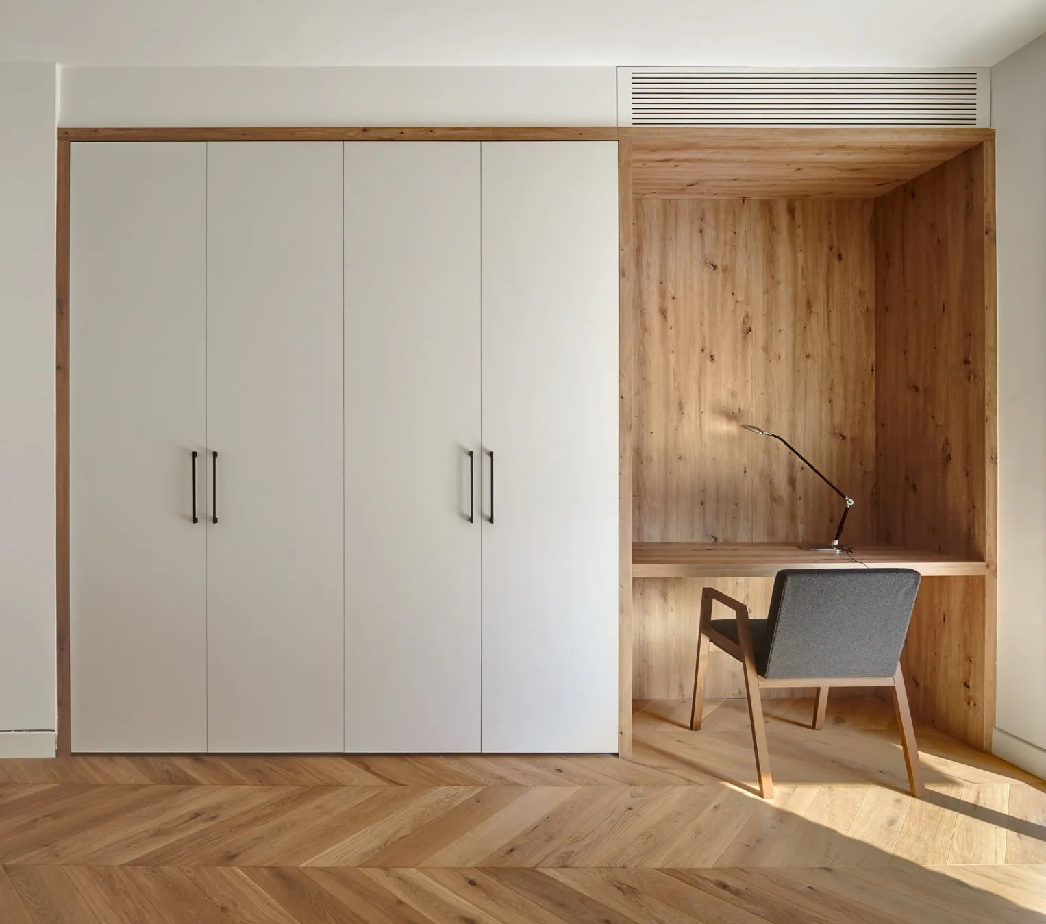 bureau intégré à placard