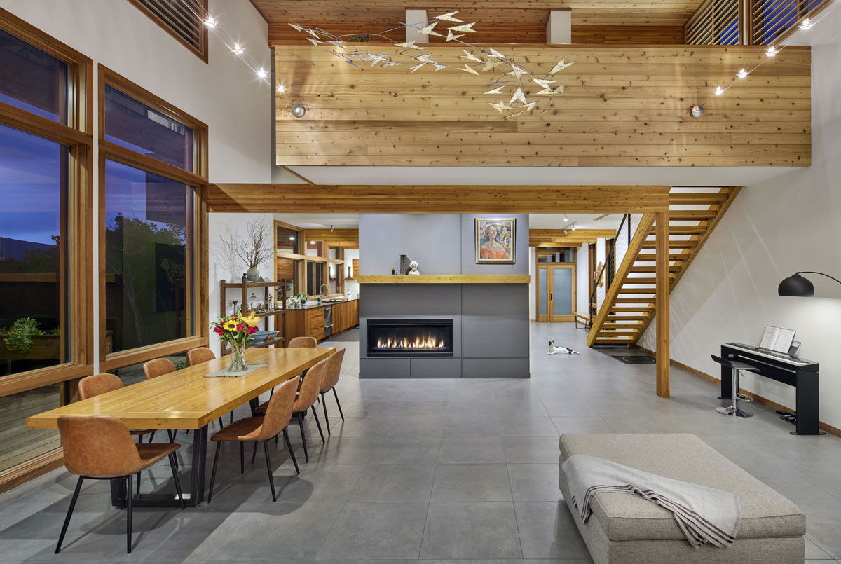 salon avec baies vitrées maison contemporaine en kit Lindal Cedar Homes
