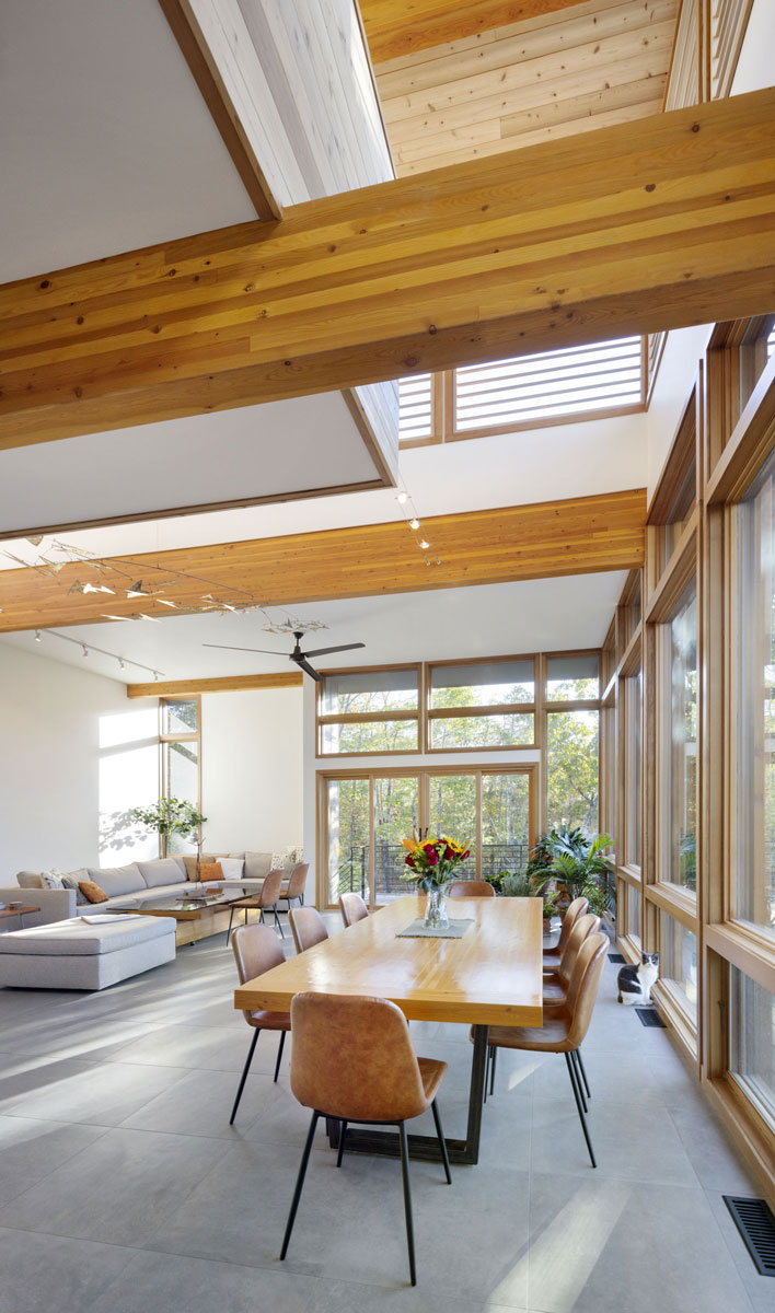 salon avec baies vitrées maison contemporaine en kit Lindal Cedar Homes