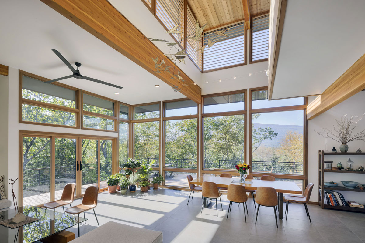 salon avec baies vitrées maison contemporaine en kit Lindal Cedar Homes