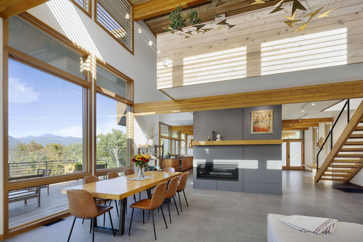 salon avec baies vitrées maison contemporaine en kit Lindal Cedar Homes