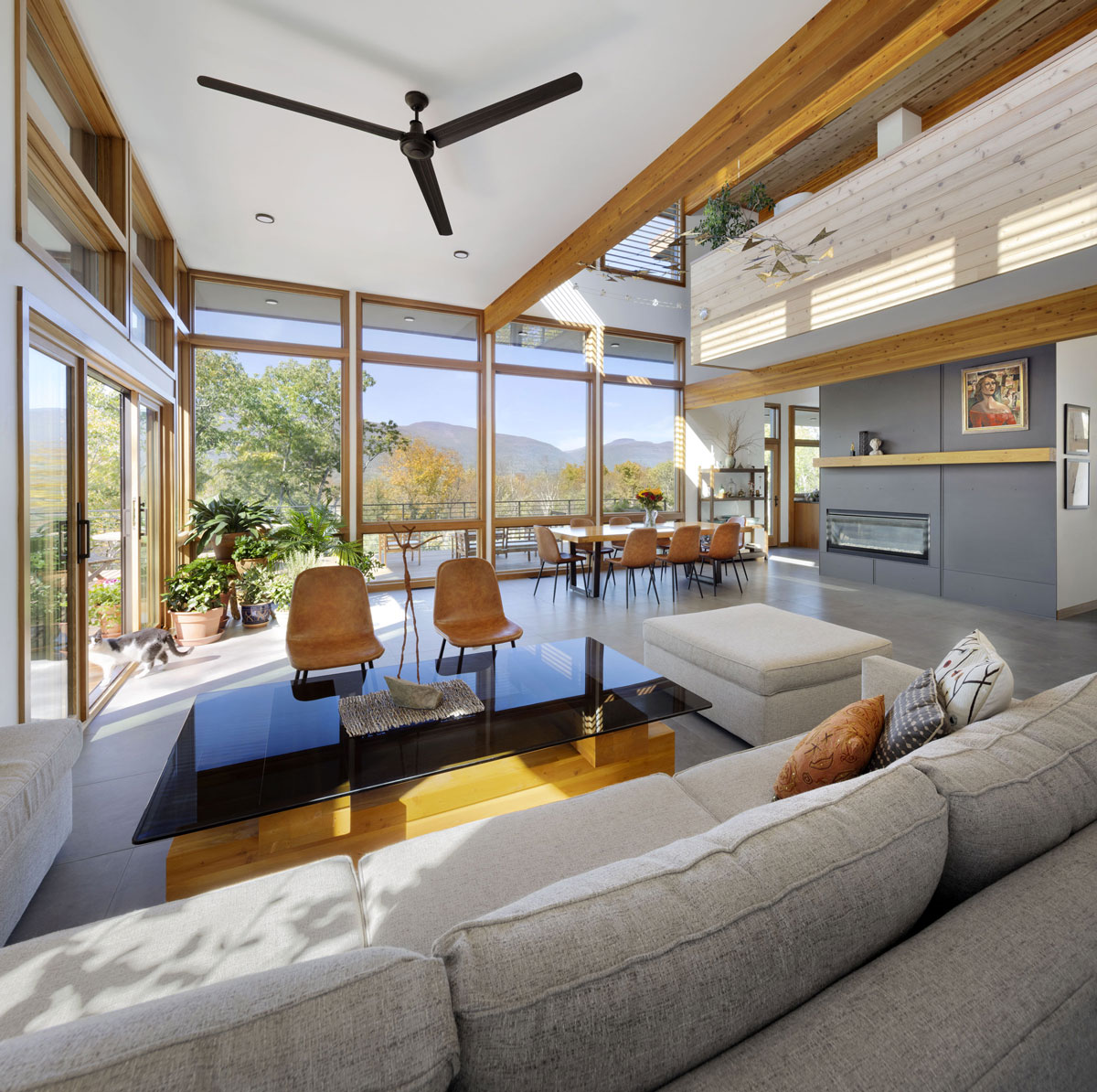 salon avec baies vitrées maison contemporaine en kit Lindal Cedar Homes