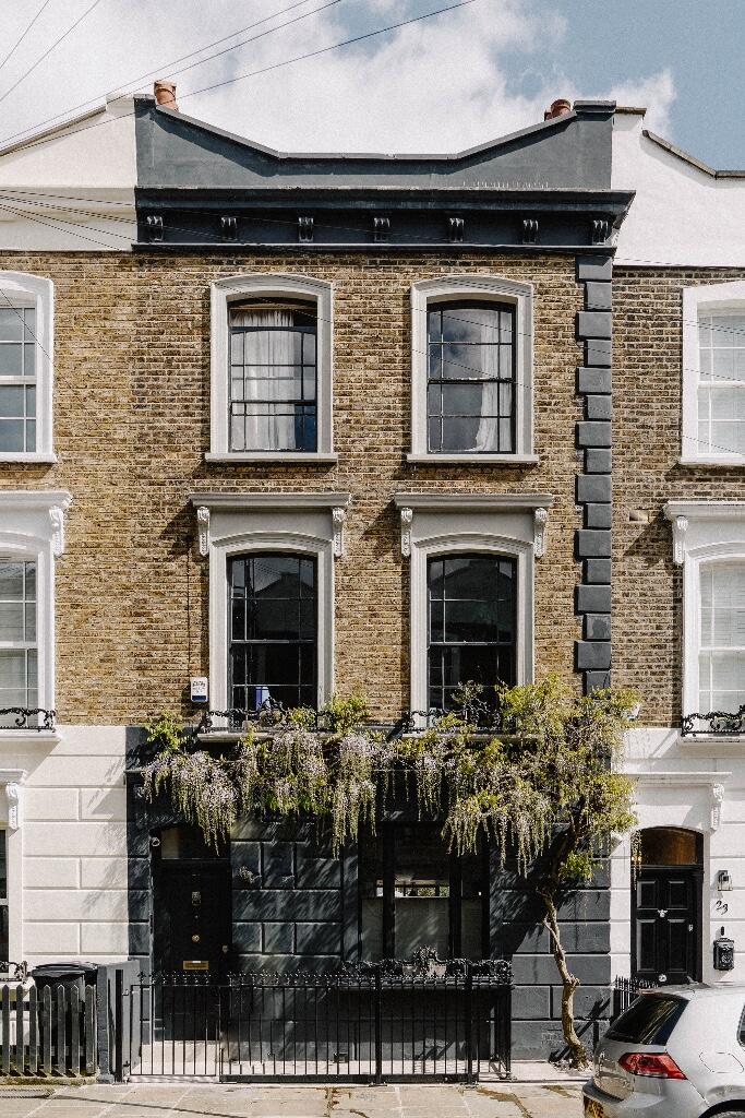 façade briques maison familiale victorienne à Londres