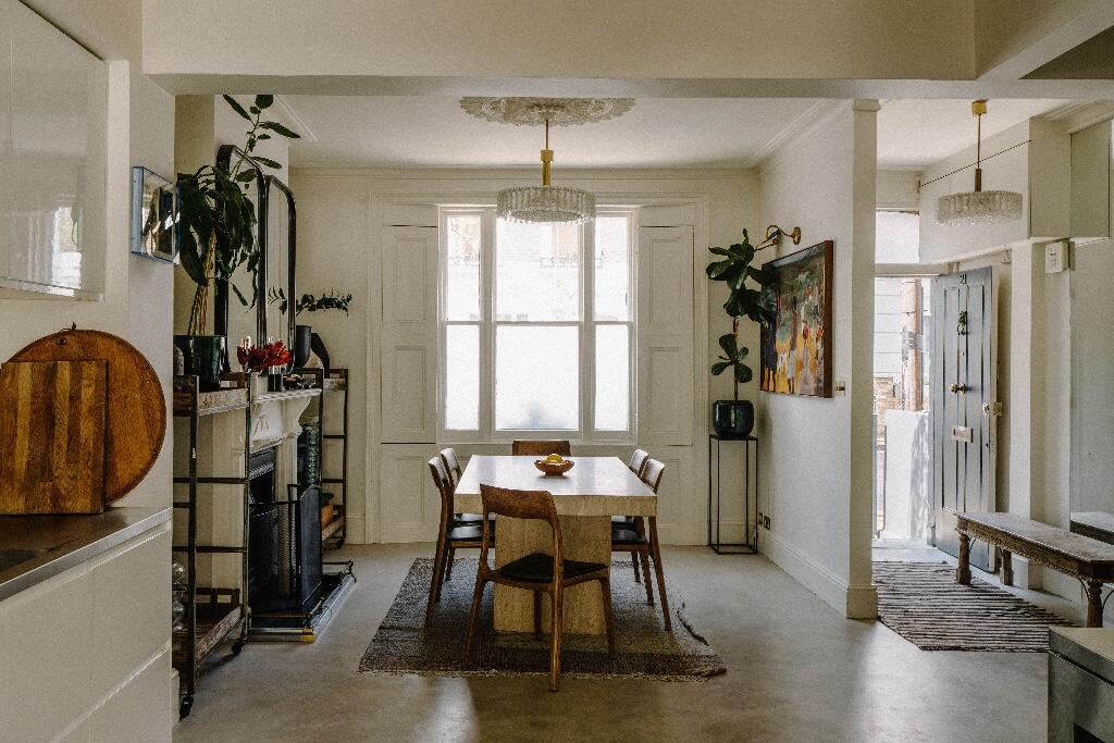 salle à manger avec cheminée et rosace décoration classique chic