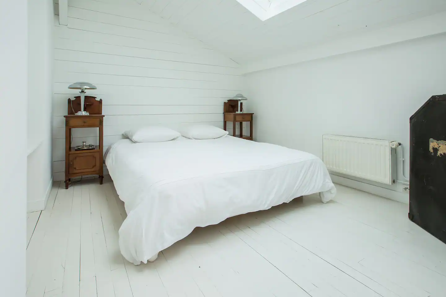 chambre blanche mansardée maison de ville loft Paris chambre blanche mansardée maison de ville loft Paris