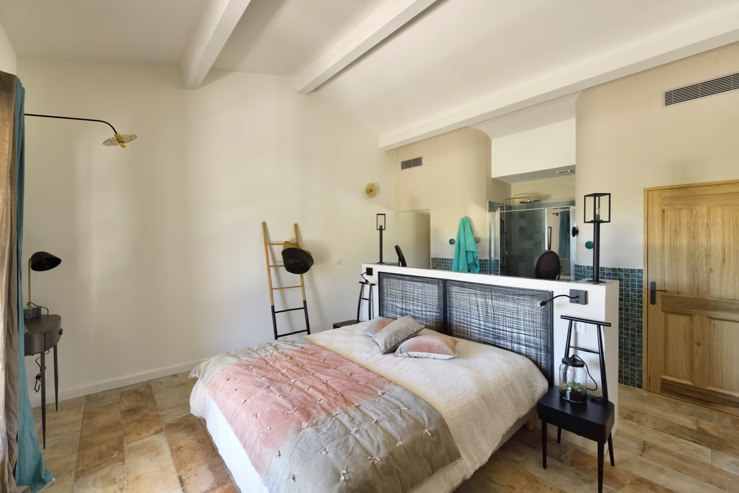chambre avec salle de bain maison ancienne rénovée Camargue Mas du Couvin