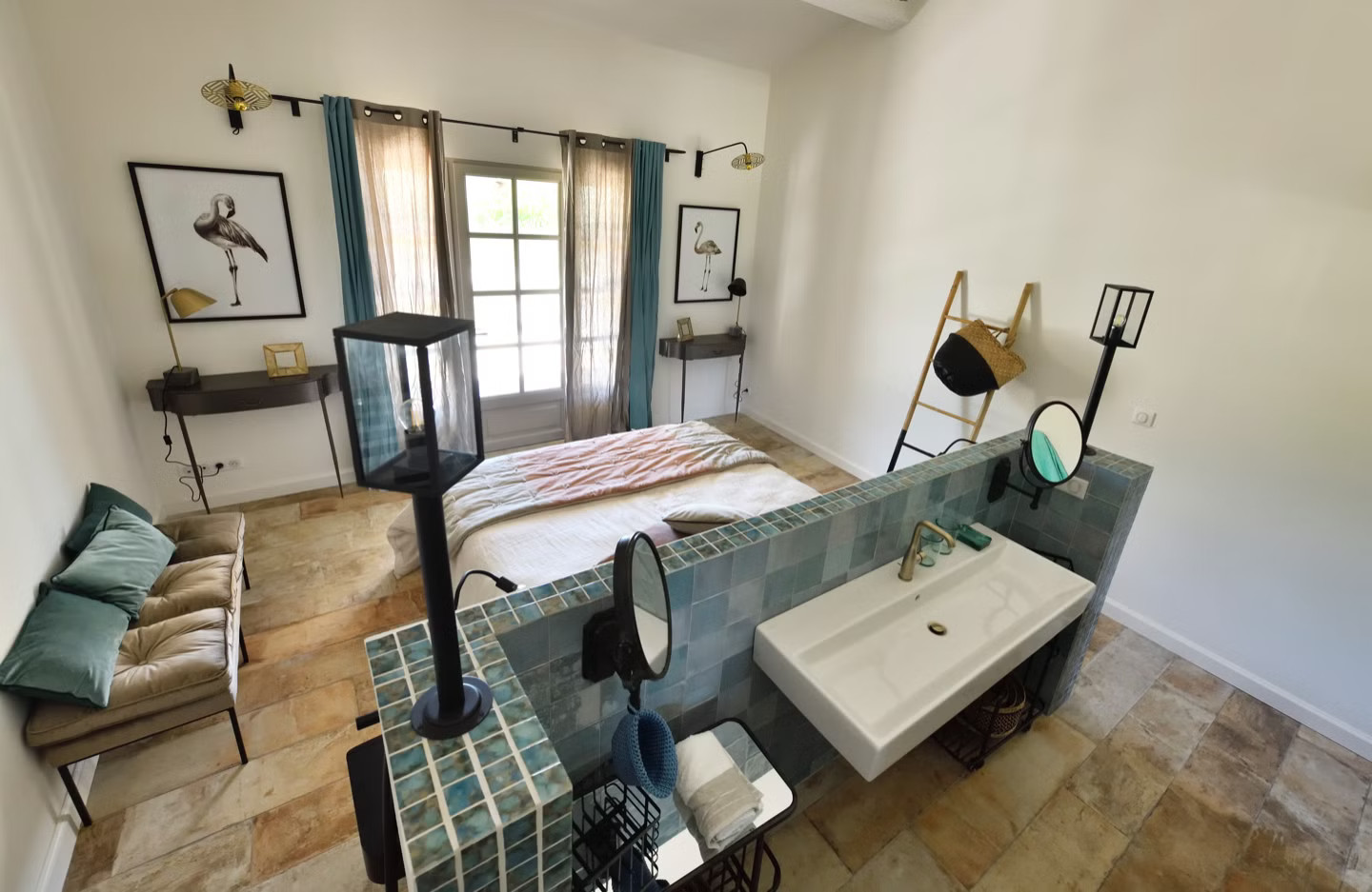 chambre avec salle de bain ouverte maison ancienne rénovée Camargue Mas du Couvin
