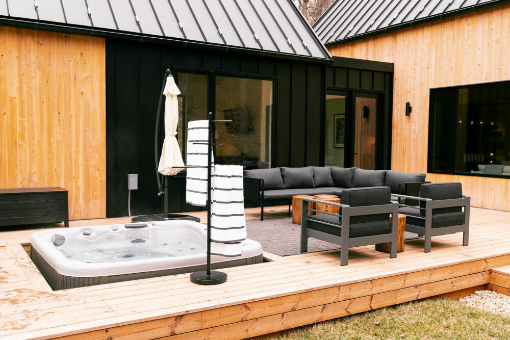 terrasse avec jacuzzi maison en bois villa Rock Hocking Hills terrasse avec jacuzzi maison en bois villa Rock Hocking Hills