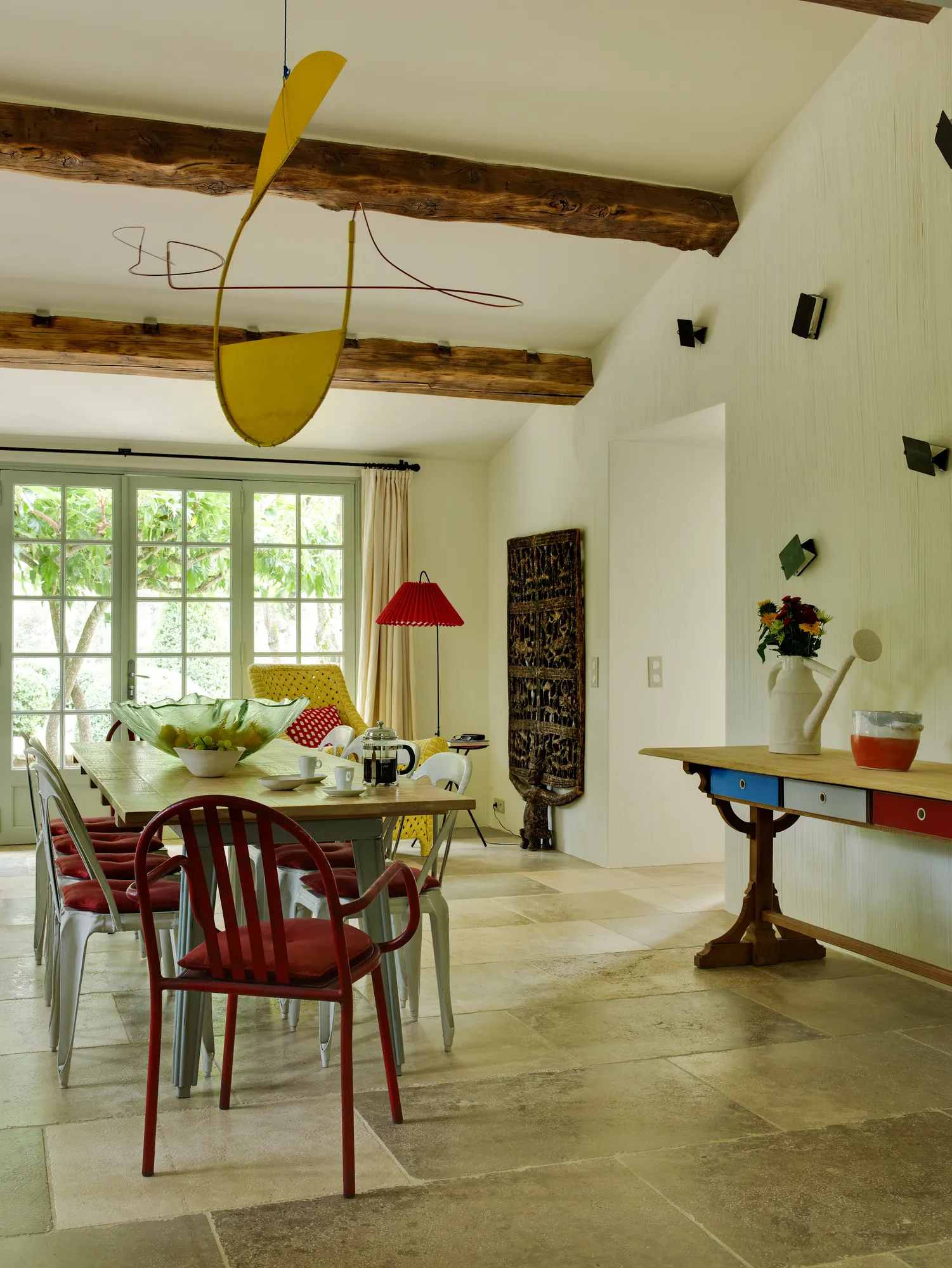salle à manger avec poutres décoration vintage le Mas des Infermières salle à manger avec poutres décoration vintage le Mas des Infermières