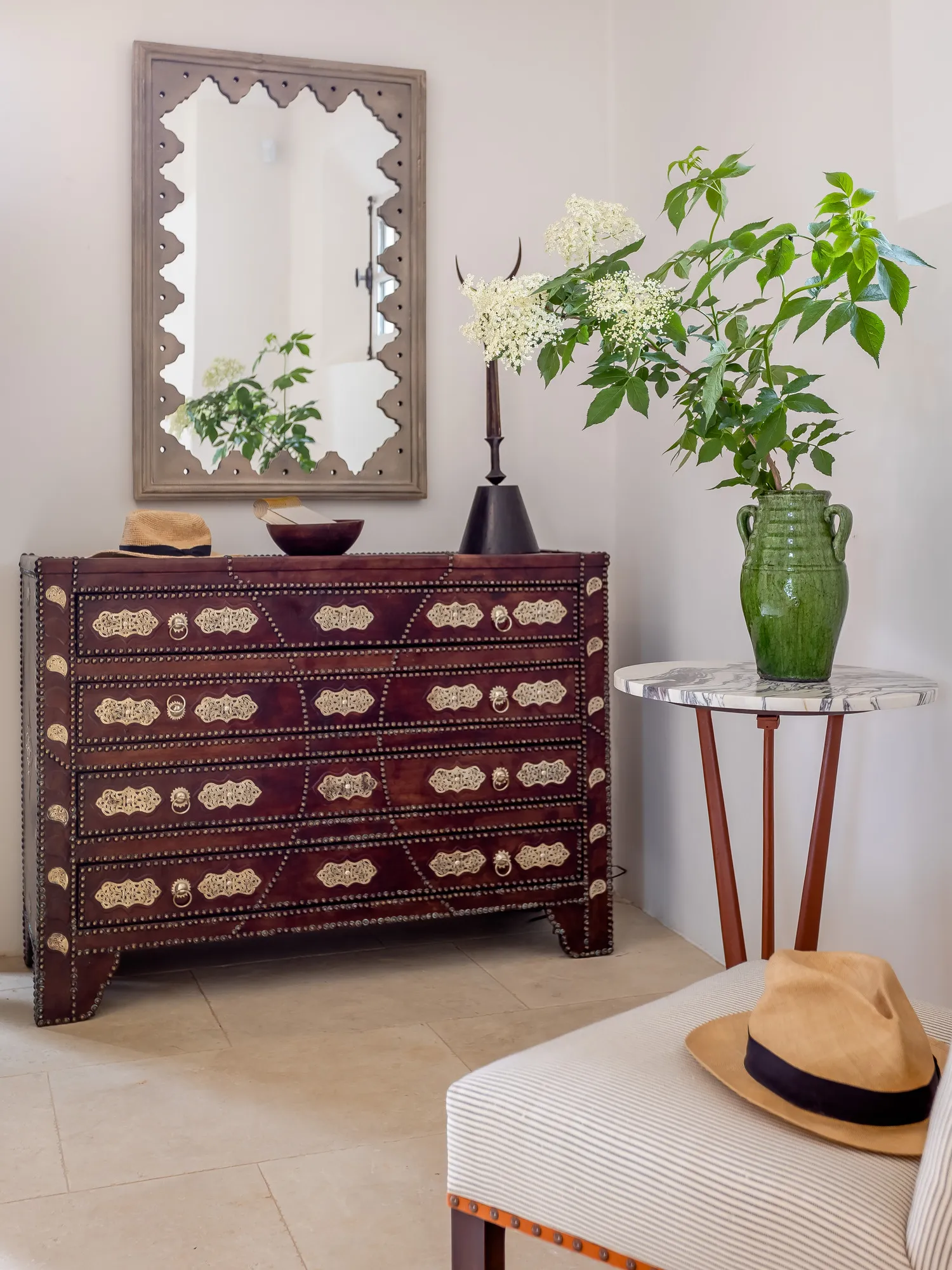 entrée avec commode marocaine le Mas des Infermières entrée avec commode marocaine le Mas des Infermières