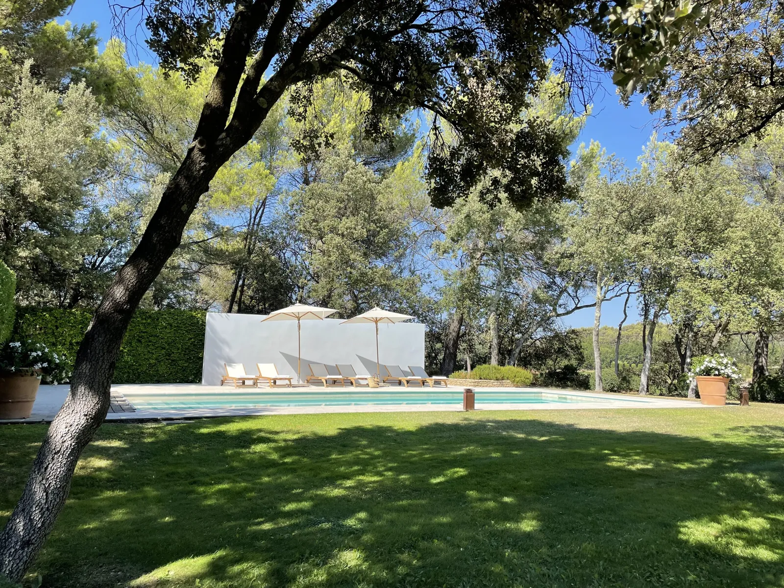jardin avec piscine maison du sud de la France le Mas des Infermières jardin avec piscine maison du sud de la France le Mas des Infermières