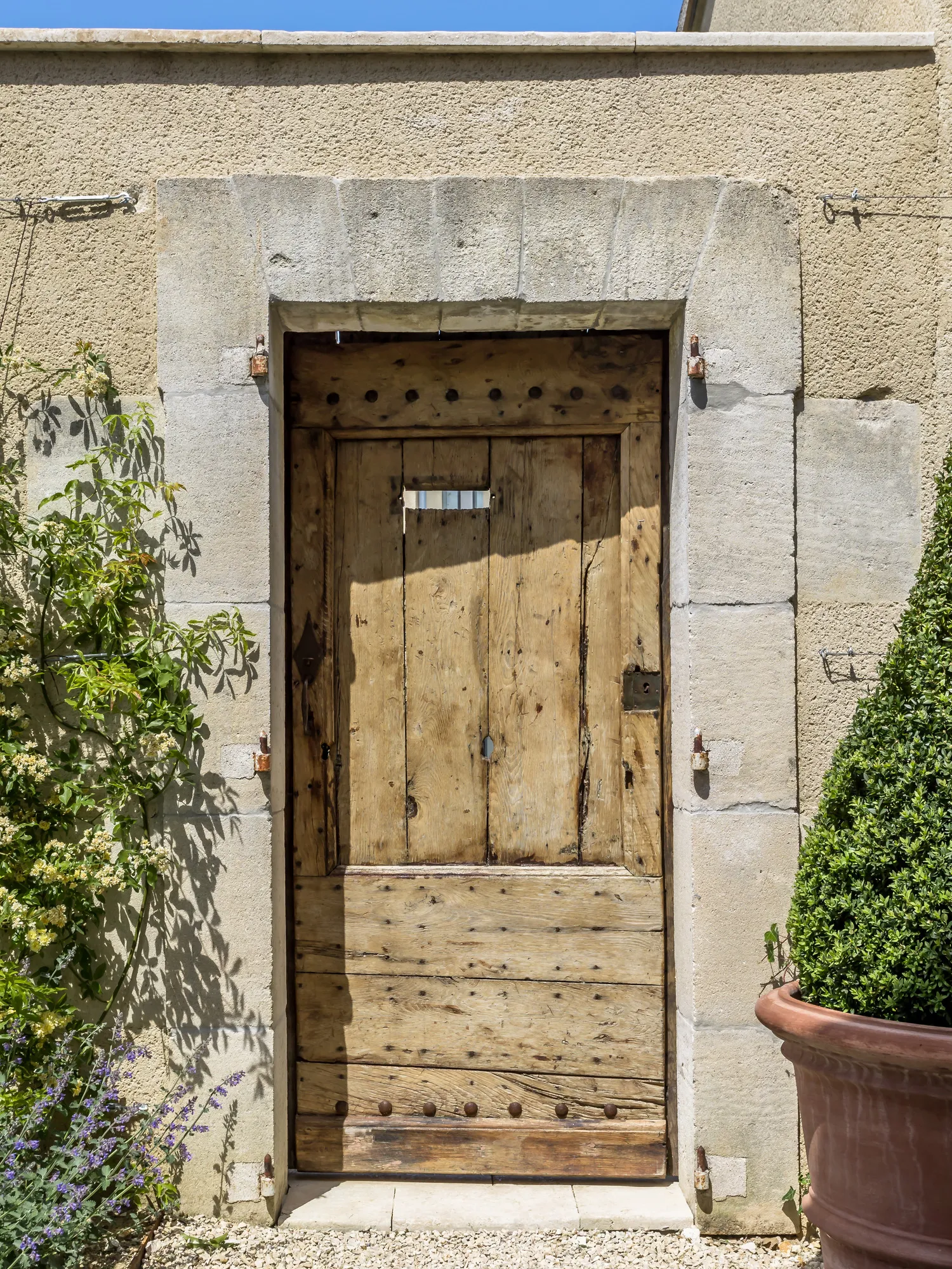 porte ancienne en bois maison du sud de la France le Mas des Infermières porte ancienne en bois maison du sud de la France le Mas des Infermières