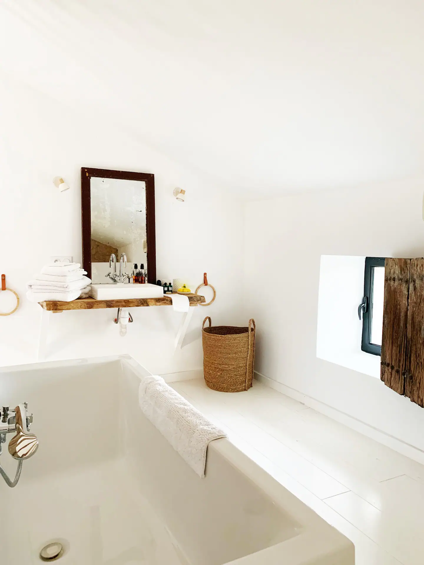 salle de bain maison en pierre Provence le Mas des Palermes salle de bain maison en pierre Provence le Mas des Palermes