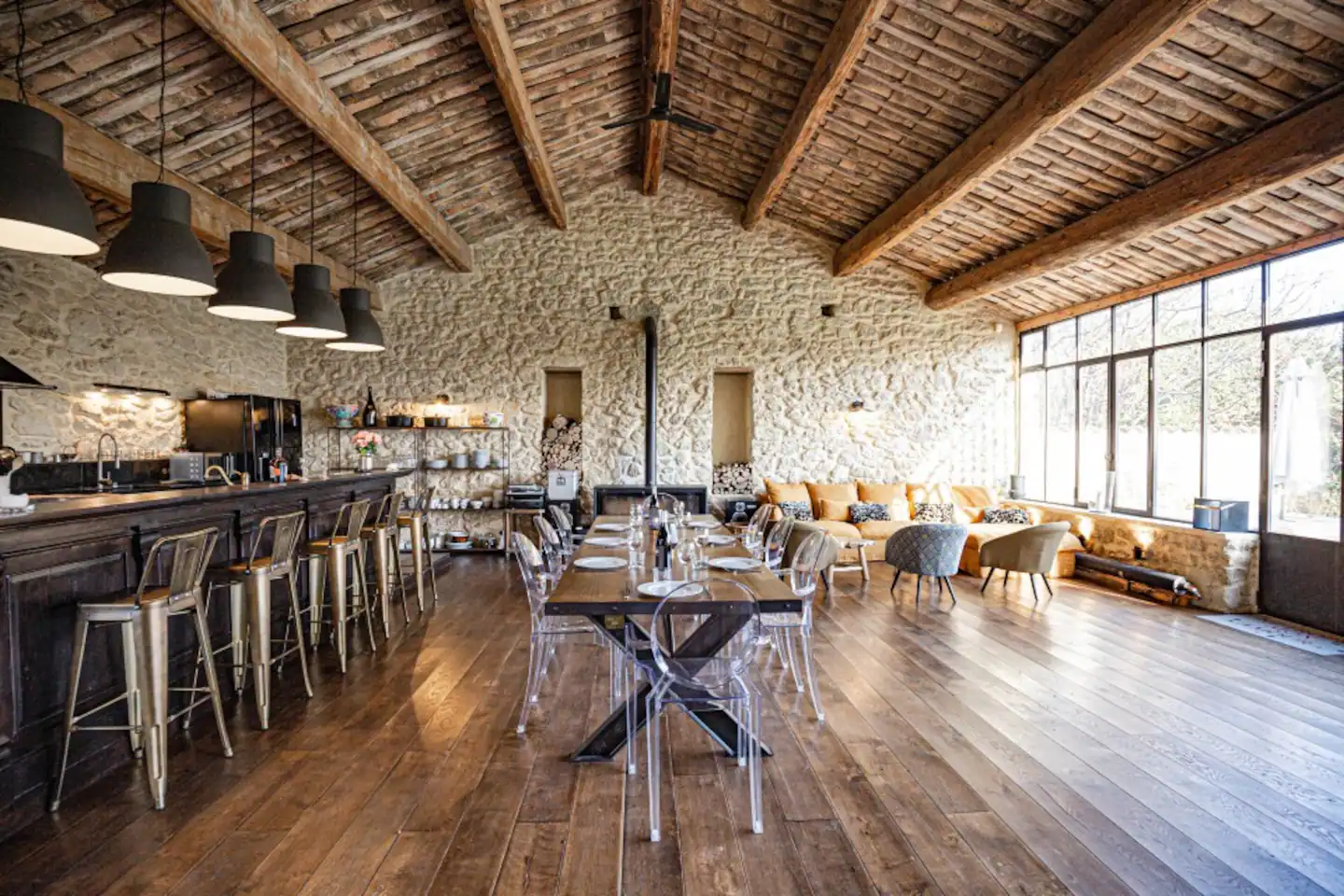 salon avec cuisine ouverte maison en pierre Provence le Mas des Palermes salon avec cuisine ouverte maison en pierre Provence le Mas des Palermes