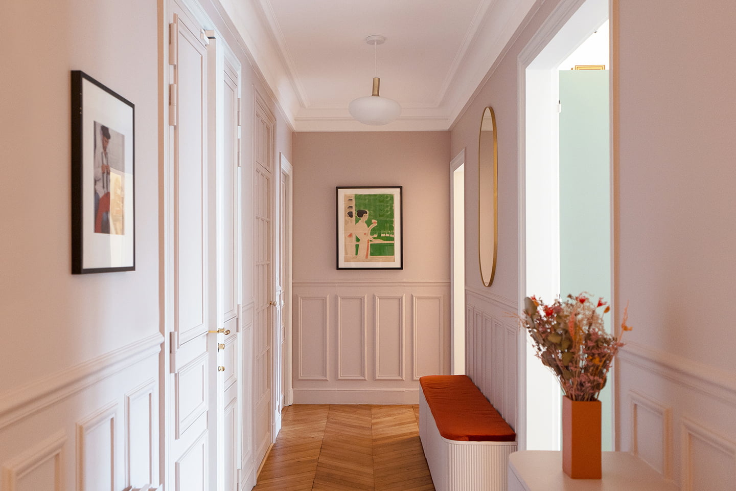 entrée rose décoration contemporaine appartement rénové Paris entrée rose décoration contemporaine appartement rénové Paris