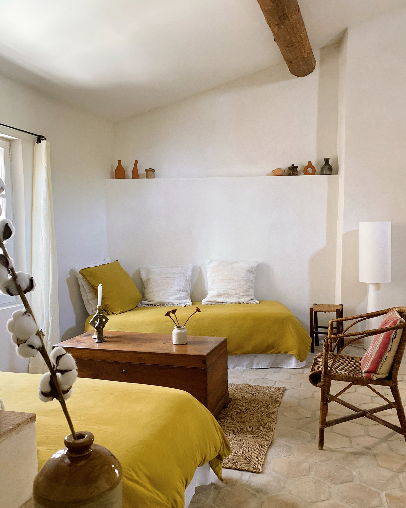 chambre à deux lits maison de village en pierre Provence La maison du Puisatier Uzès chambre à deux lits maison de village en pierre Provence La maison du Puisatier Uzès
