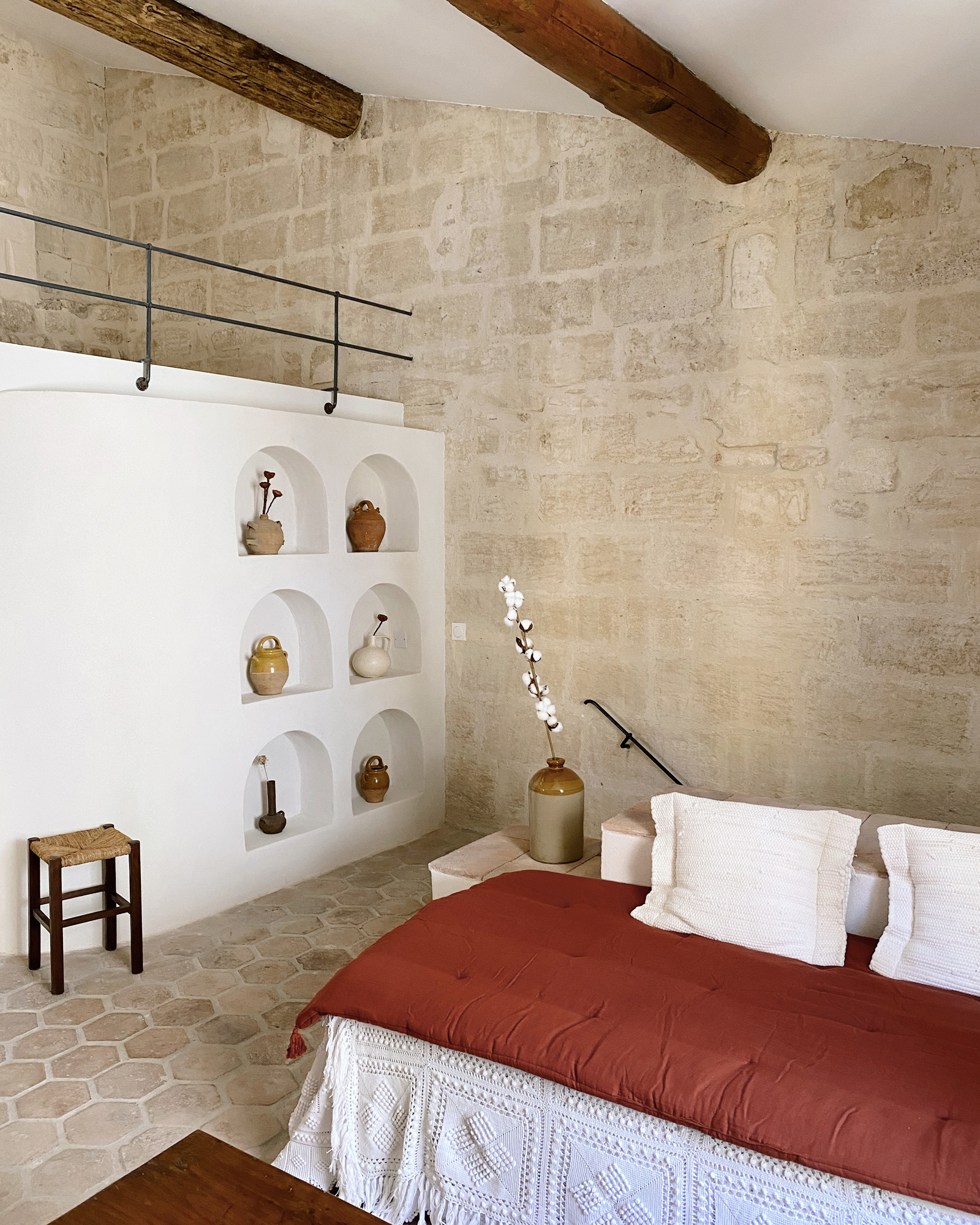 chambre avec poutres maison de village en pierre Provence La maison du Puisatier Uzès chambre avec poutres maison de village en pierre Provence La maison du Puisatier Uzès