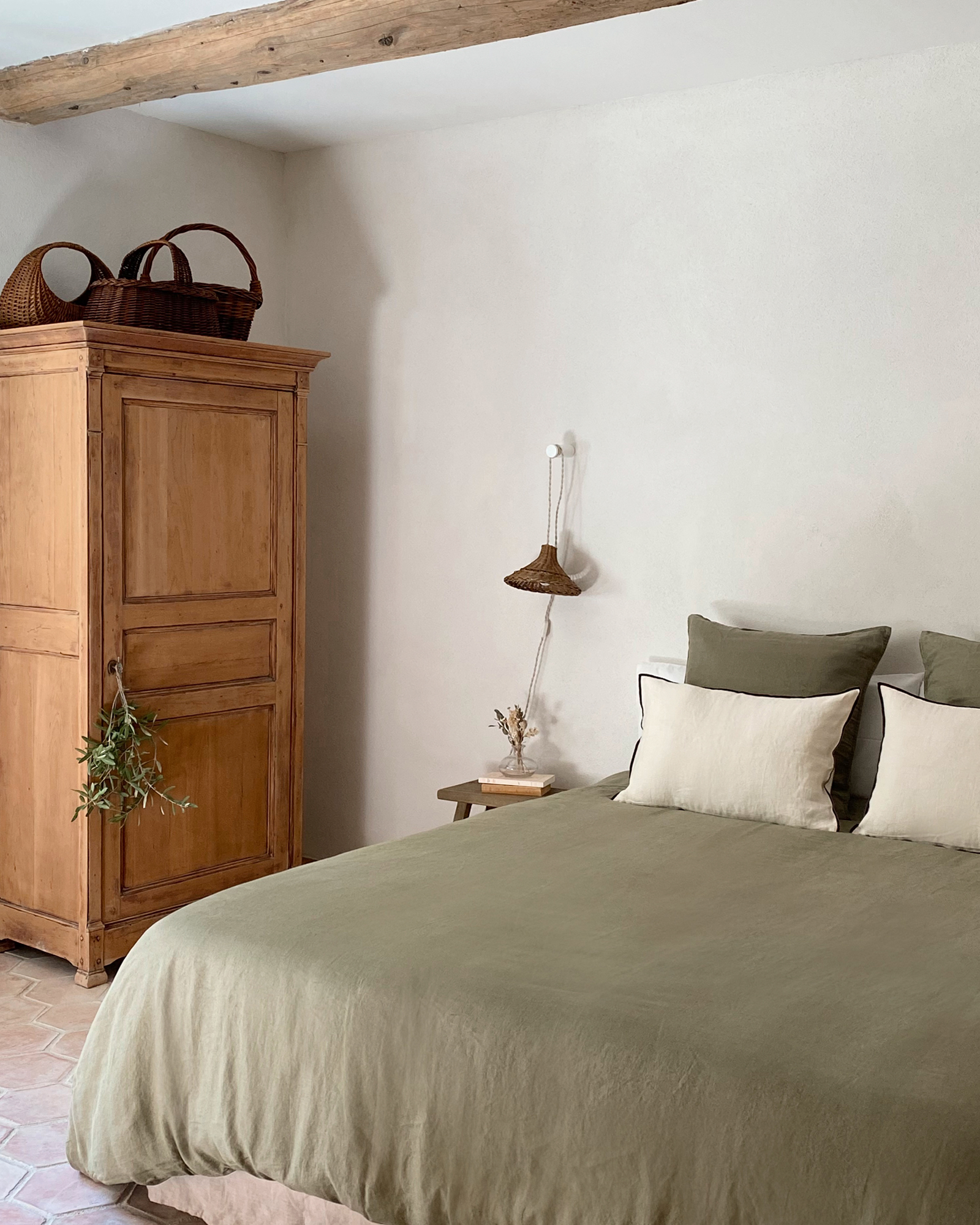 chambre avec poutres maison de village en pierre Provence La maison du Puisatier Uzès chambre avec poutres maison de village en pierre Provence La maison du Puisatier Uzès