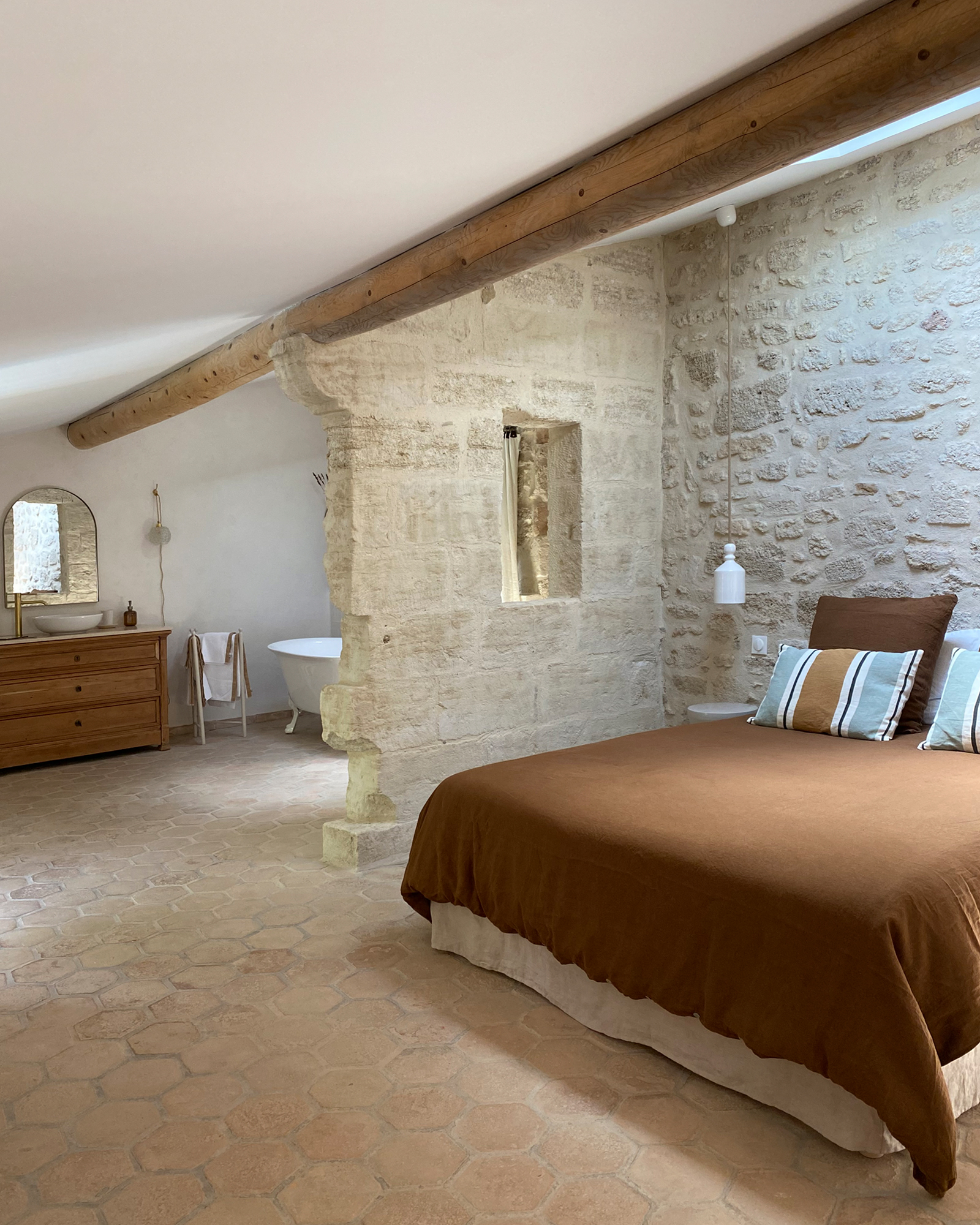 chambre avec salle de bain maison de village en pierre Provence La maison du Puisatier Uzès chambre avec salle de bain maison de village en pierre Provence La maison du Puisatier Uzès