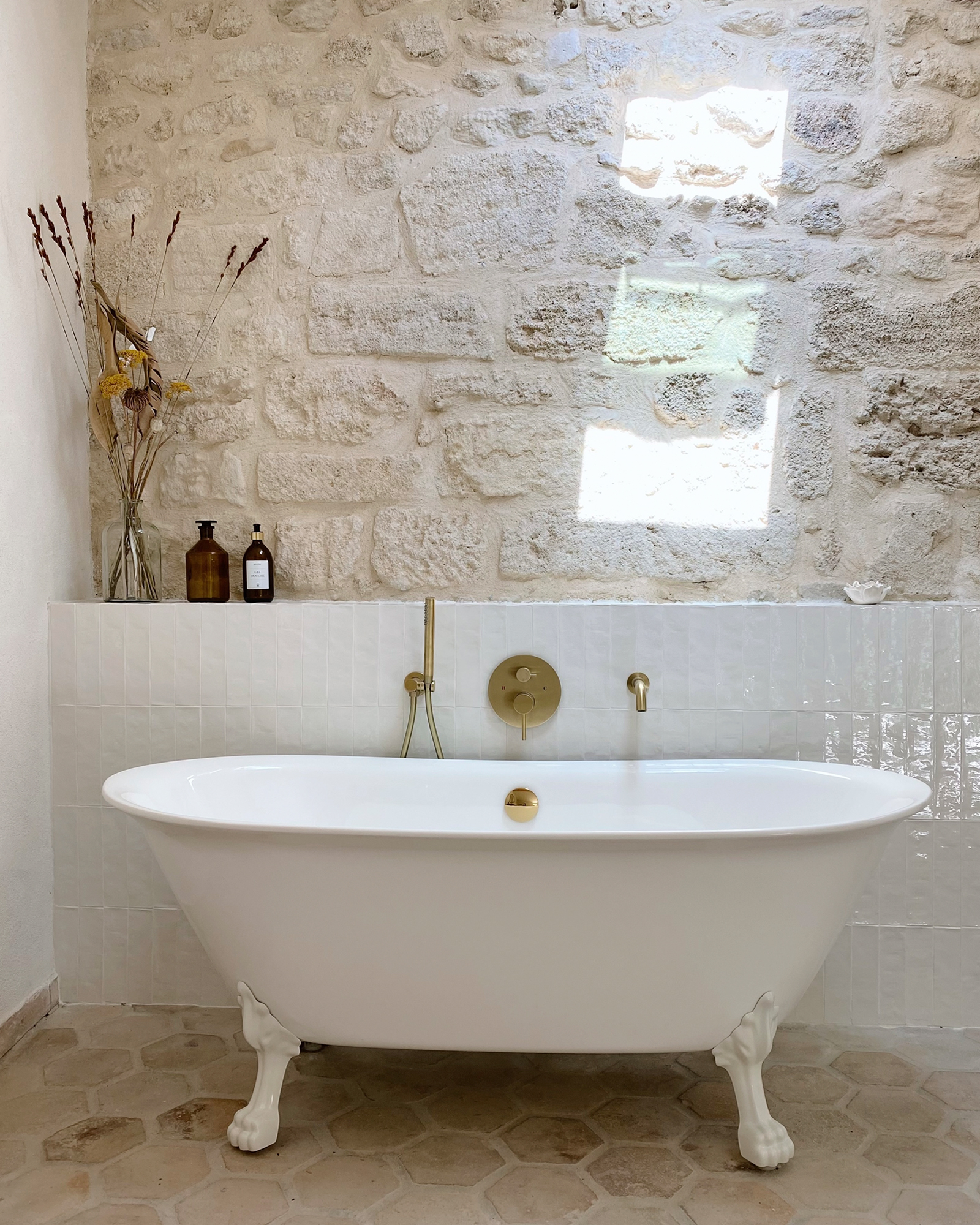 salle de bain mur de pierres La maison du Puisatier Uzès salle de bain mur de pierres La maison du Puisatier Uzès