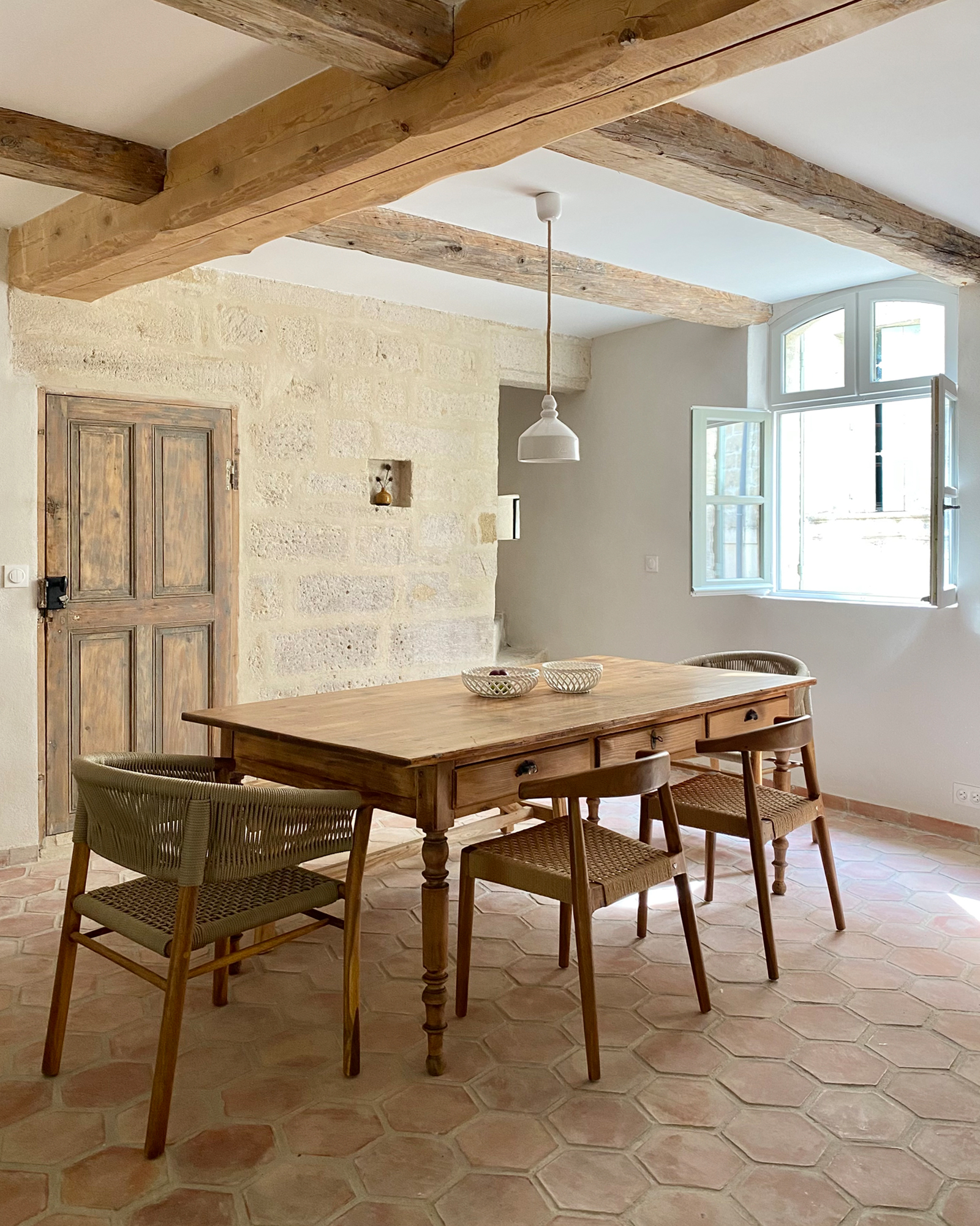salle à manger avec poutres maison de village en pierre Provence La maison du Puisatier Uzès salle à manger avec poutres maison de village en pierre Provence La maison du Puisatier Uzès