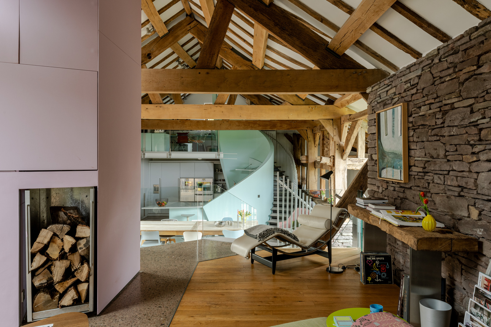 salon avec escalier acier design maison ancienne rénovée salon avec escalier acier design maison ancienne rénovée