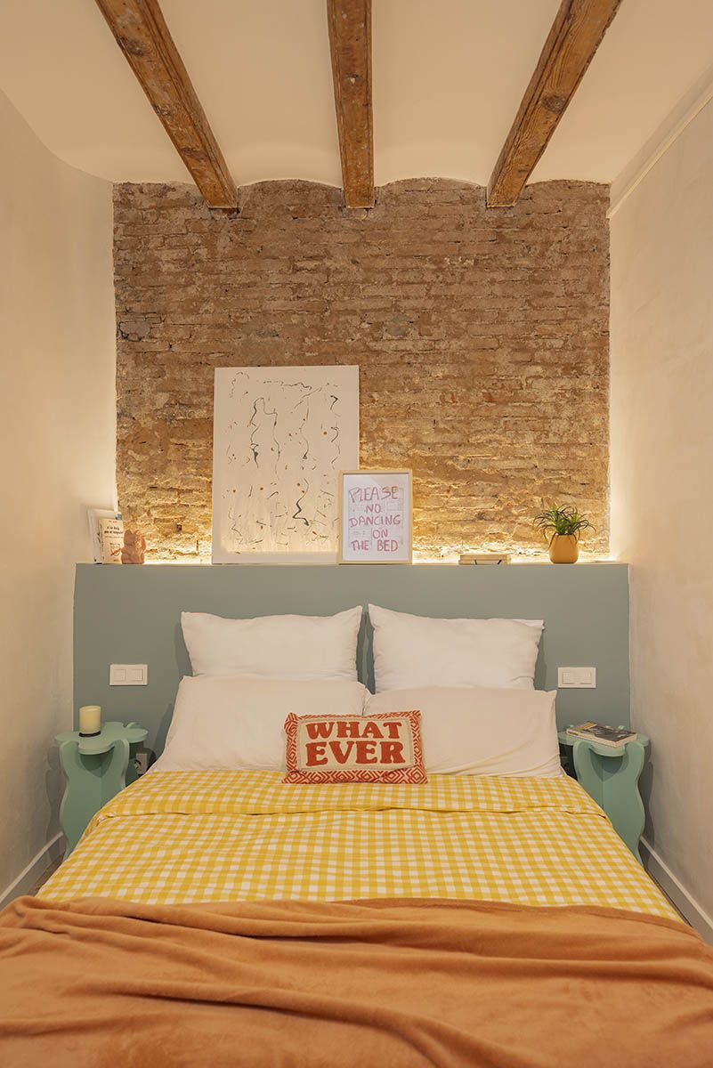chambre avec poutres et mur de briques deux-pièces 45m2 chambre avec poutres et mur de briques deux-pièces 45m2