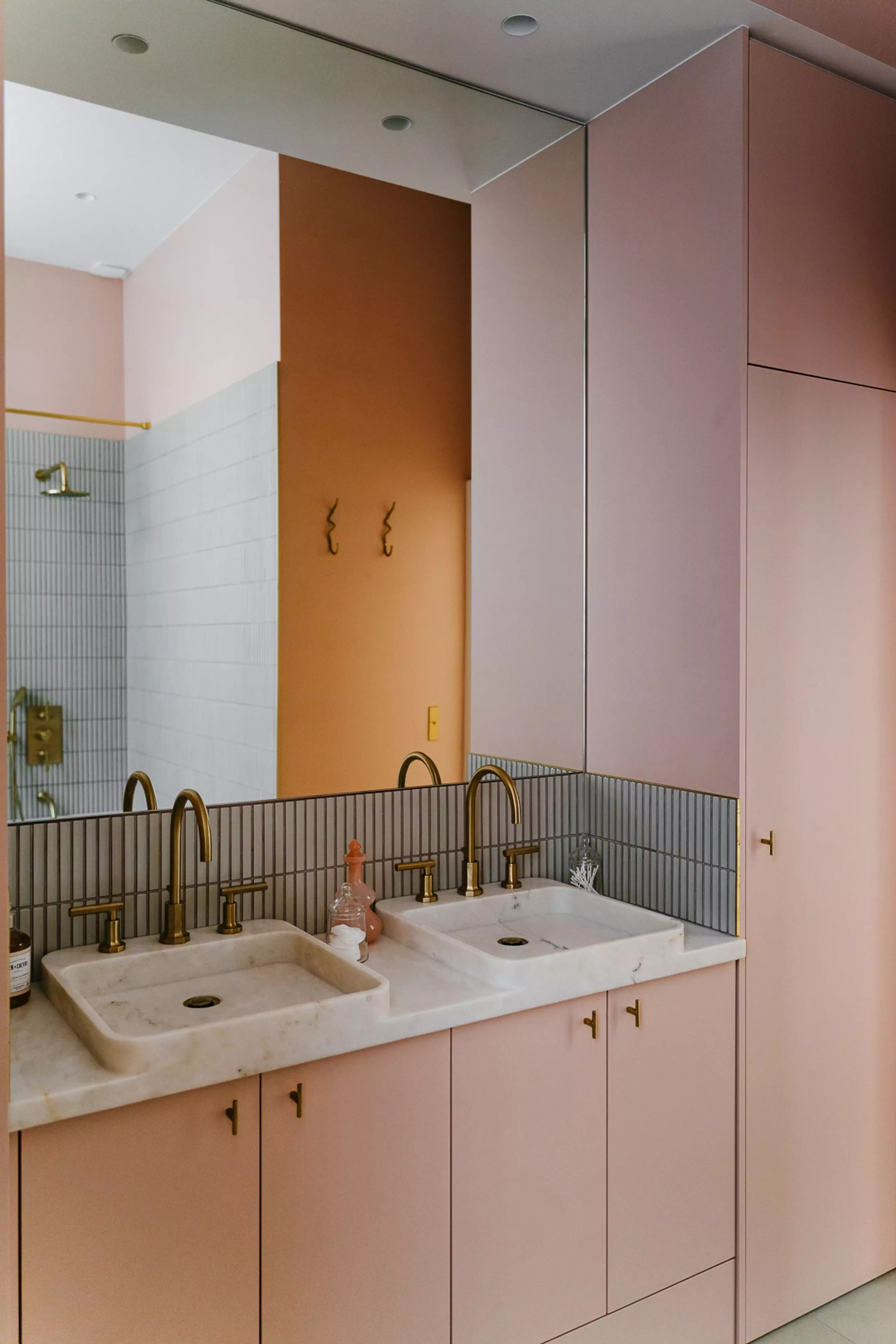 salle de bain marbre et rose