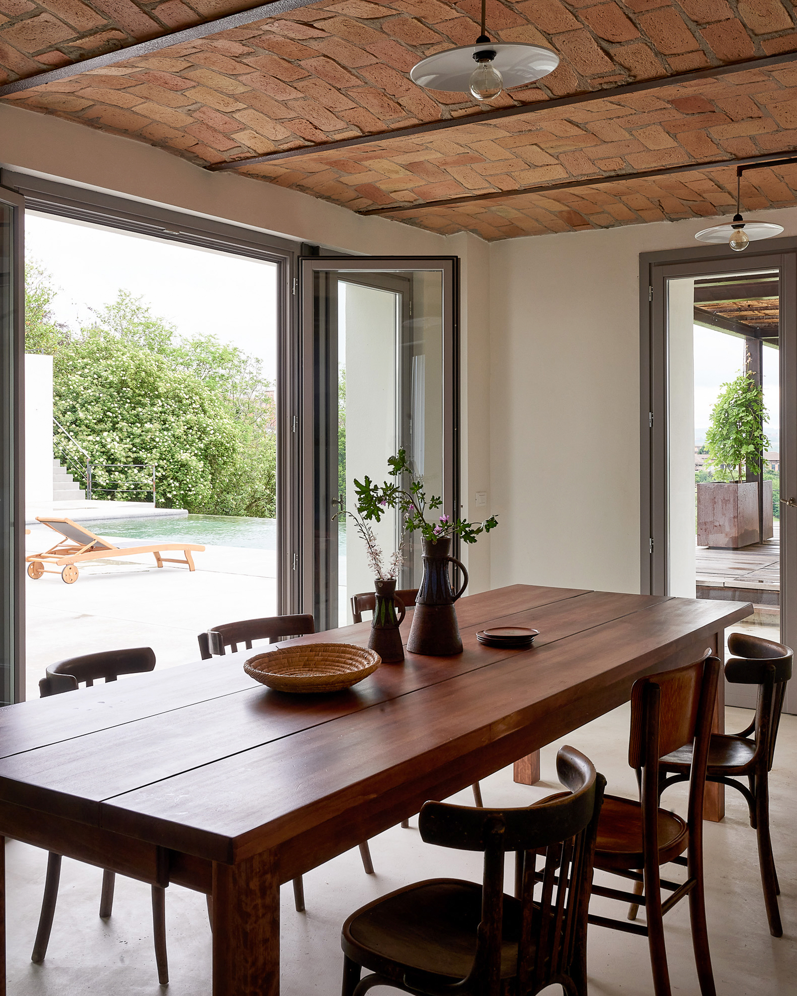 salle à manger avec plafond ancien décoration rustique chic