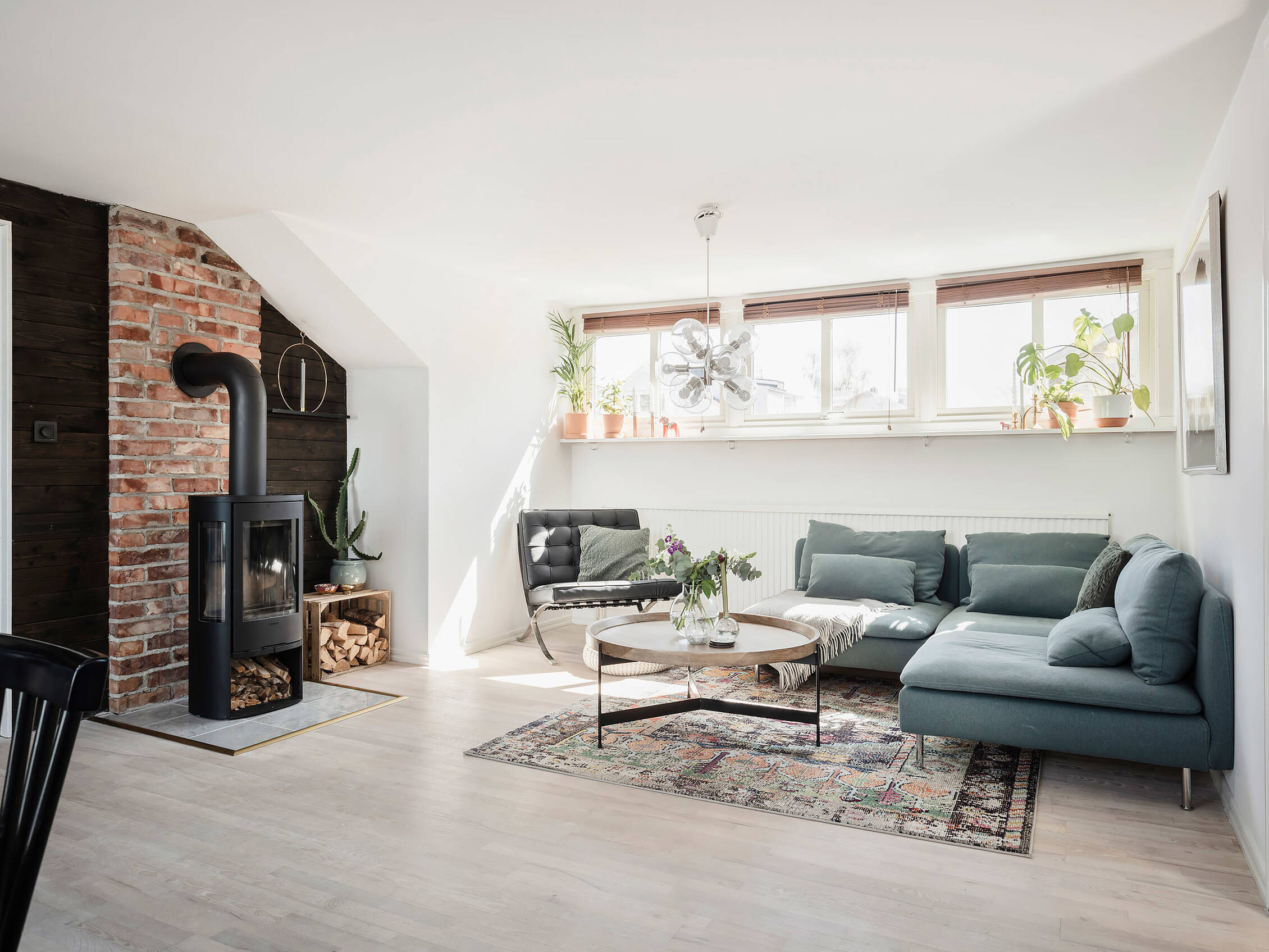 salon avec poêle tendances décoration intérieure 2025
