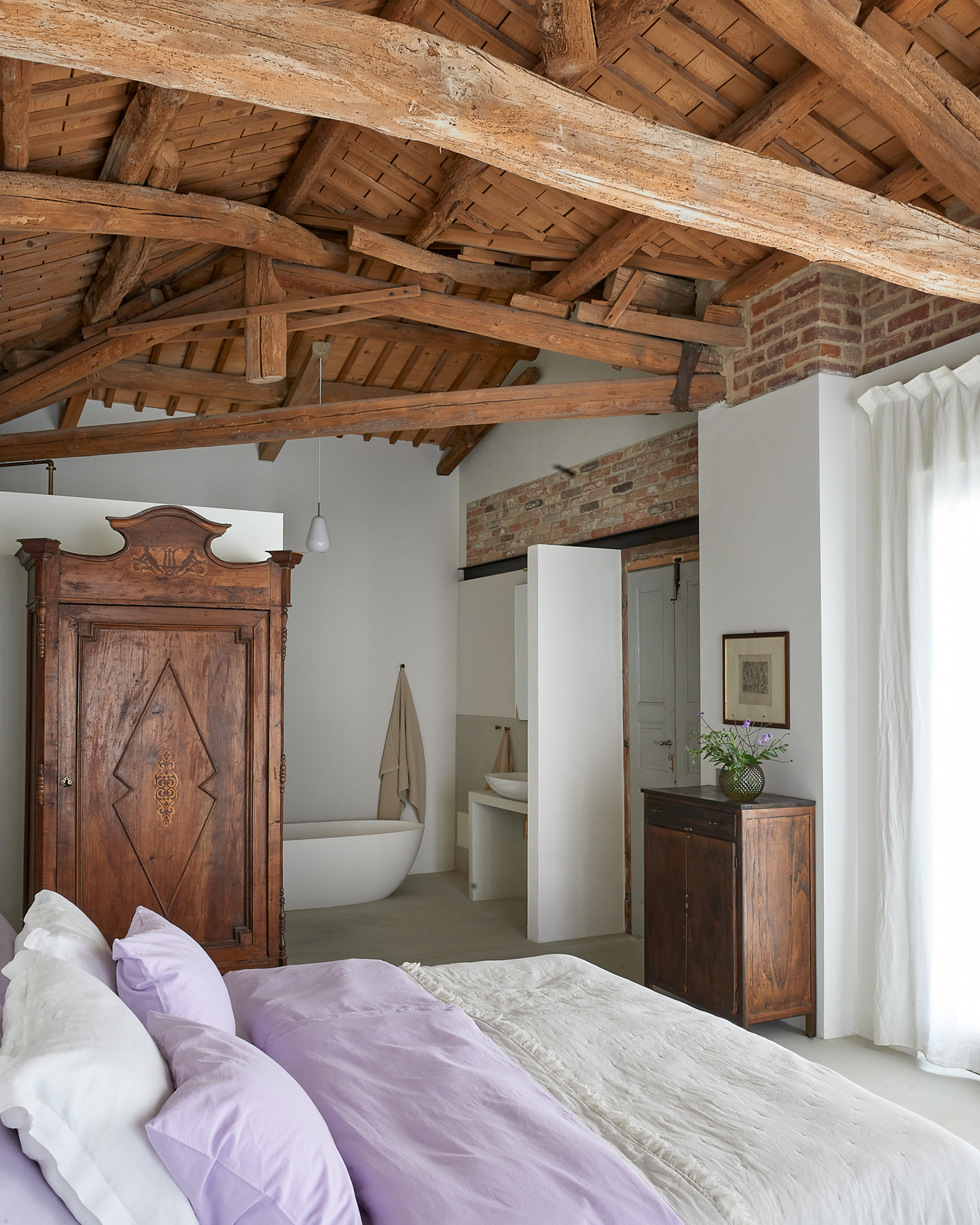 chambre avec poutres anciennes décoration rustique chic