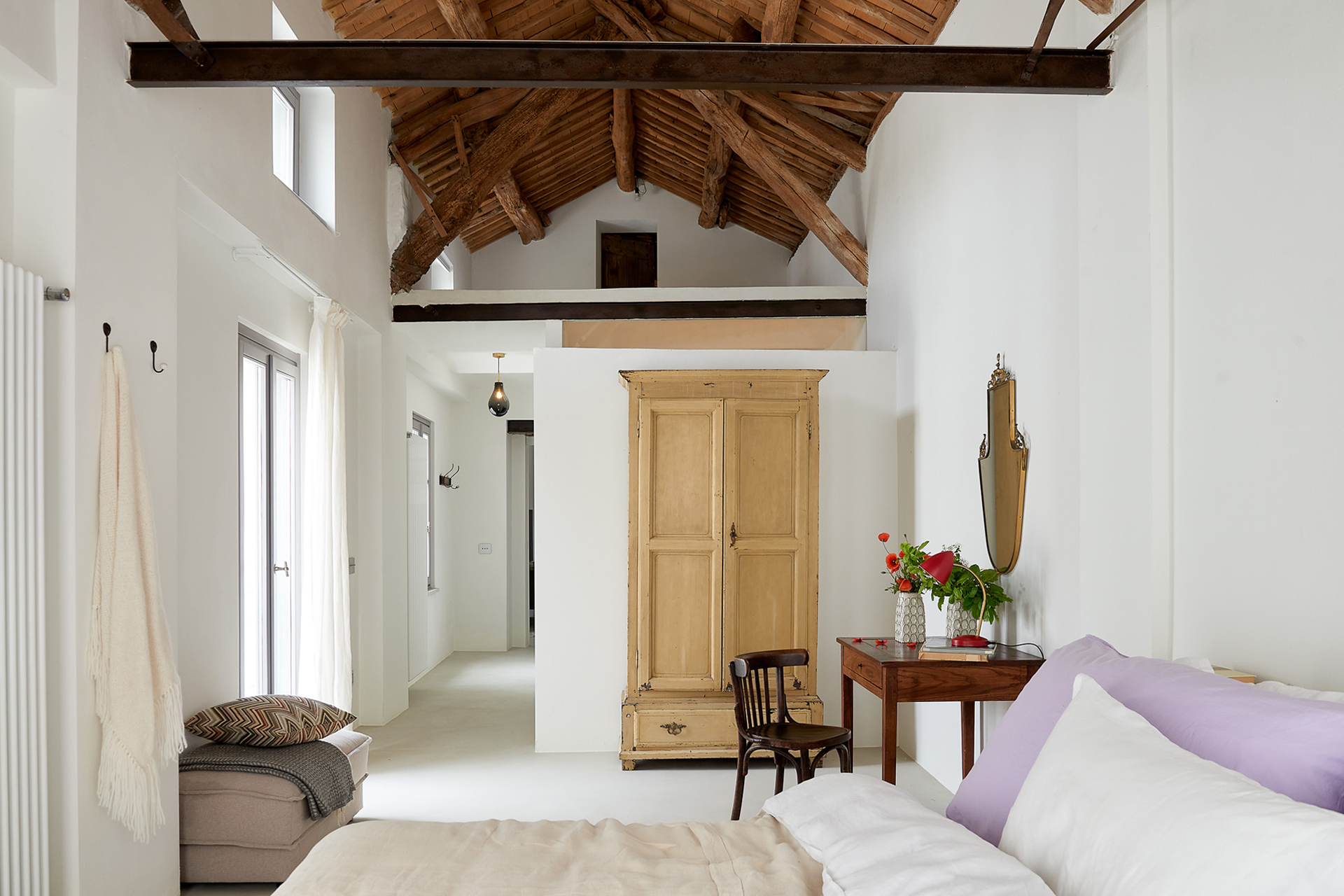 chambre avec poutres anciennes décoration rustique chic