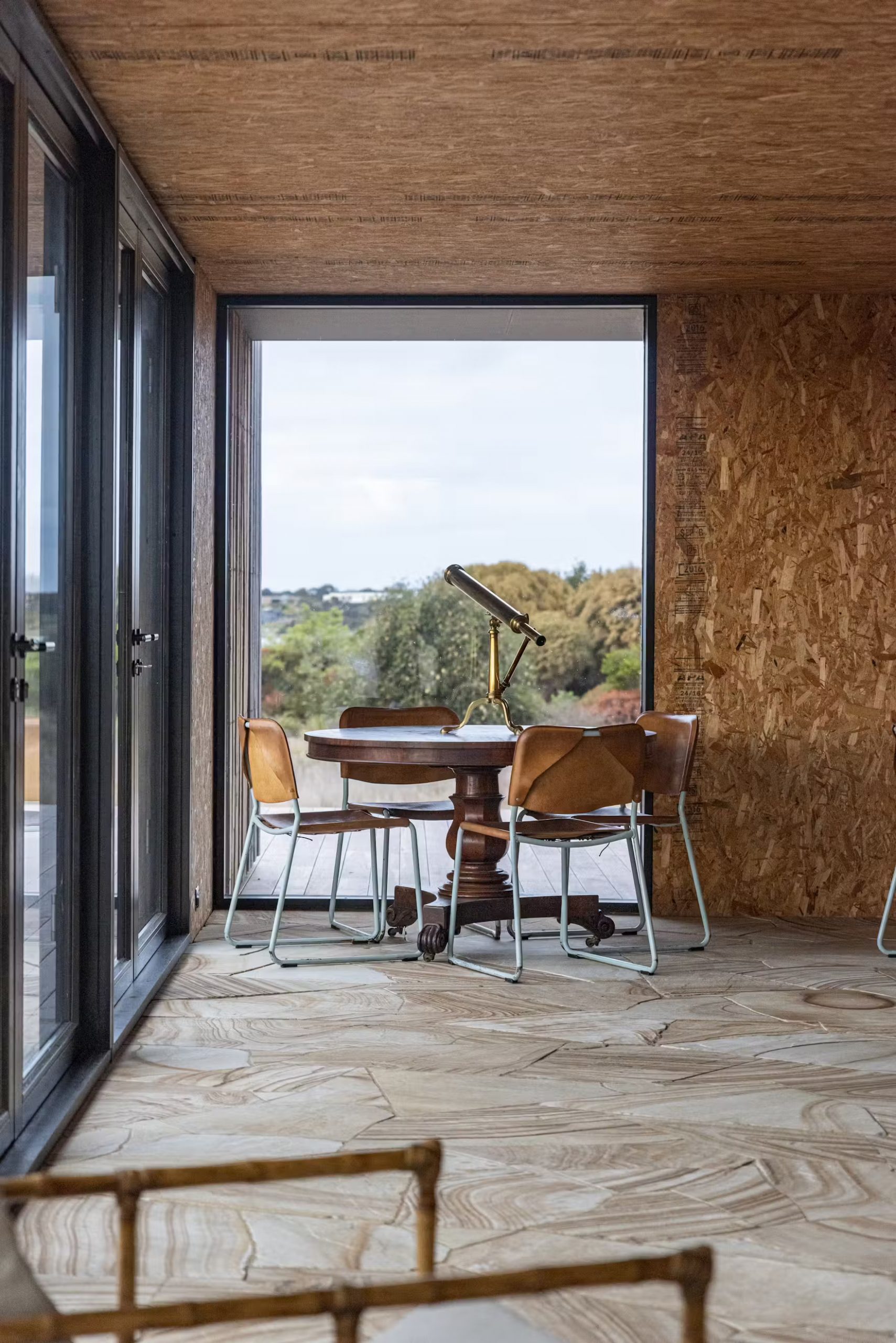 salle à manger murs OSB petite maison de 53m2 en bois