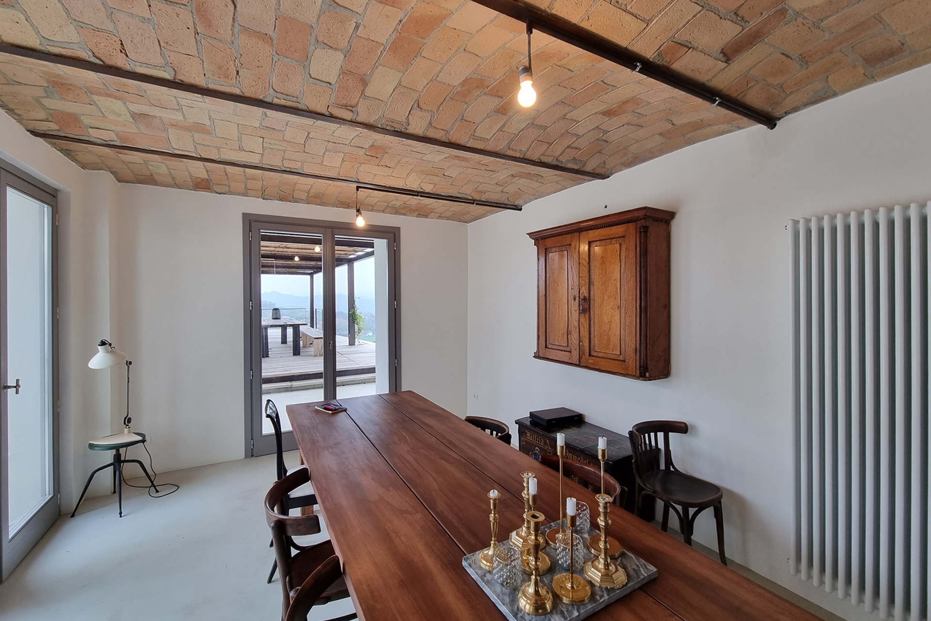 salle à manger avec plafond ancien décoration rustique chic